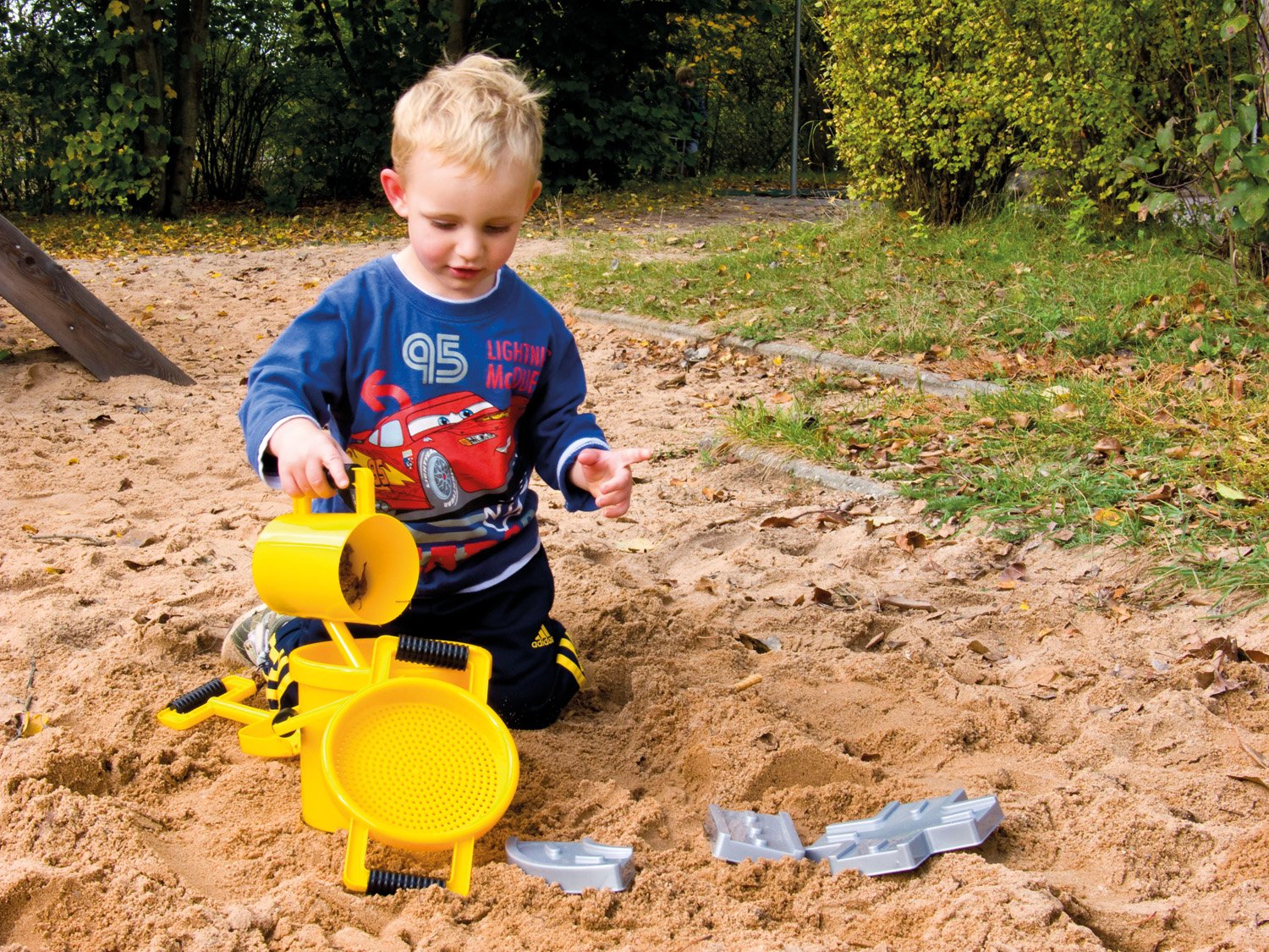 Lena 5440 Happy Sand zestaw do zabawy, 7-częściowy, zestaw zabawek piaskowych dla dzieci od 2 lat, zestaw do zabawy z wiaderkiem, sitkiem, 3 foremki do budowy ulicznej, duża szufla do piasku i dzbanek olejny, pomarańczowy, żółty i szary