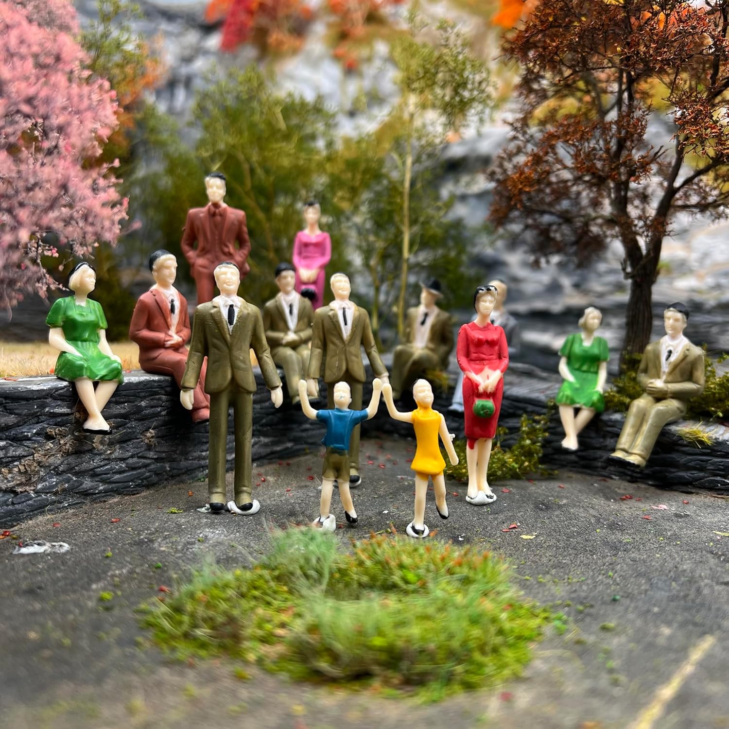 1:30 Miniature People Figures, ABS Plastic Model People with Mixed Poses (Randomly Shipped) for Architecture Diorama Railway Layout Sand Table Scene Building, Adult Hobby Supplies (14)
