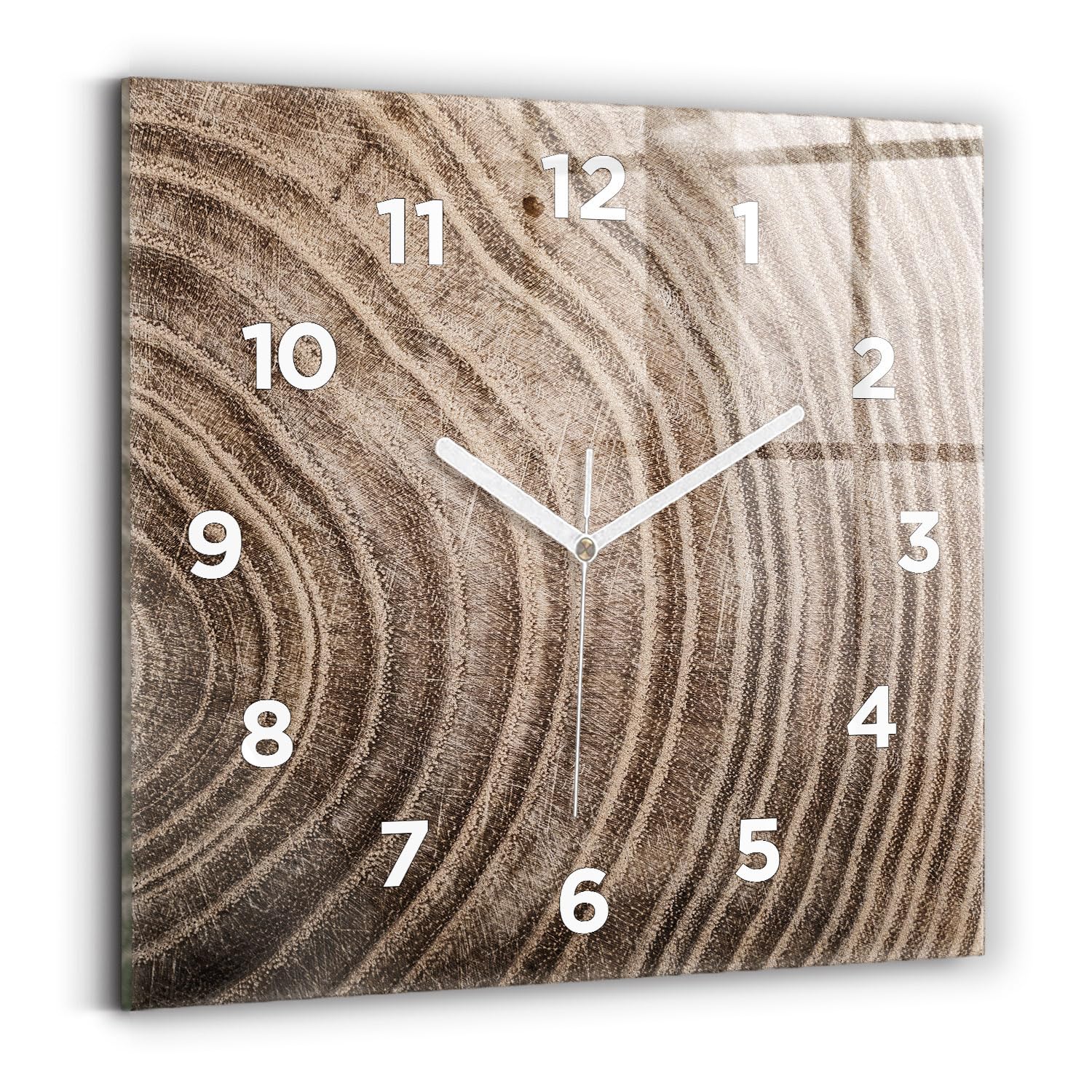 Horloge moderne mécanisme silencieux et aiguilles blanches au design tronc d'arbre