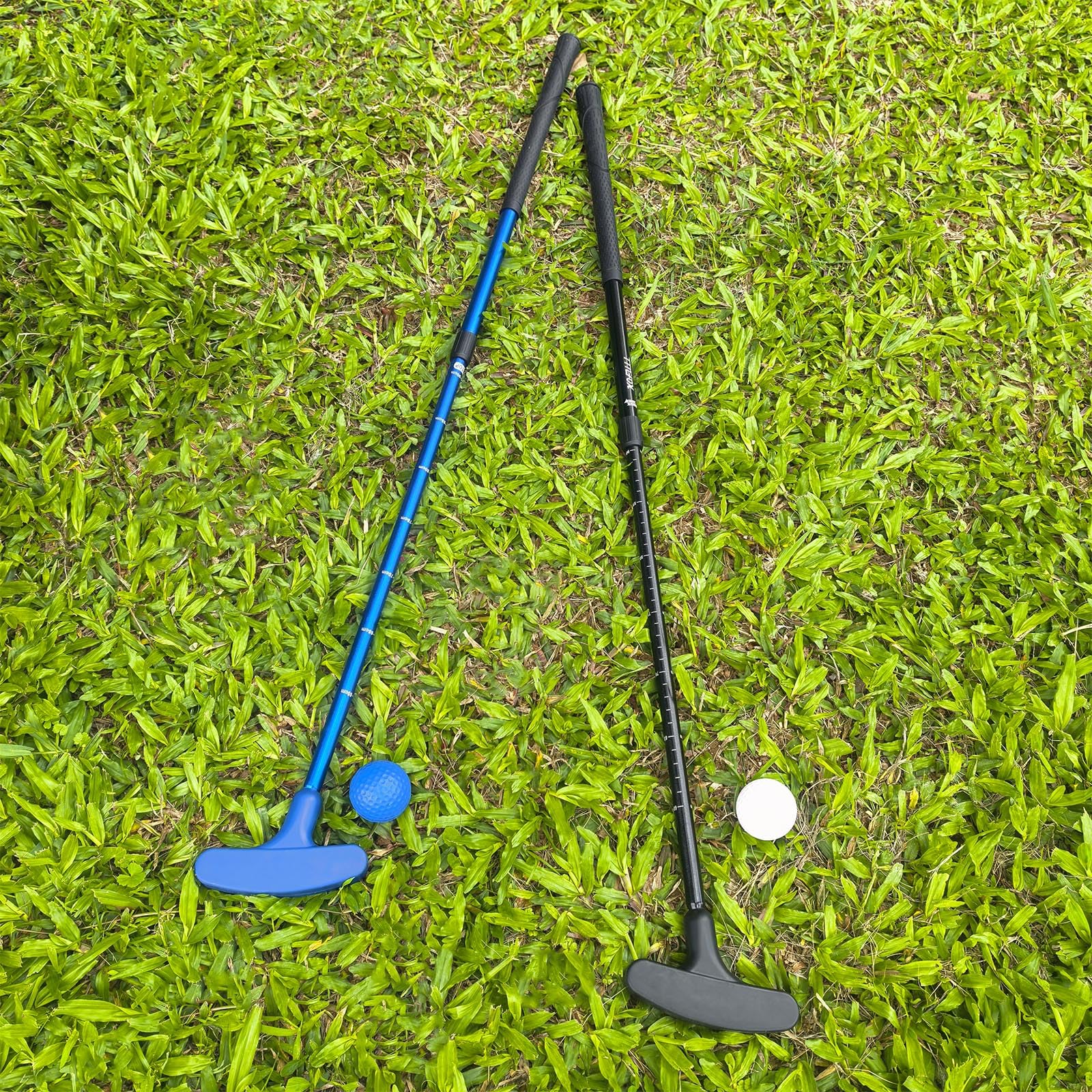 KOFULL Lot de 2 putters de Golf réglables, Bleu et Noir, Tige Extensible de 53,3 à 91,4 cm pour Tous Les âges, avec 2 balles de Golf d'entraînement