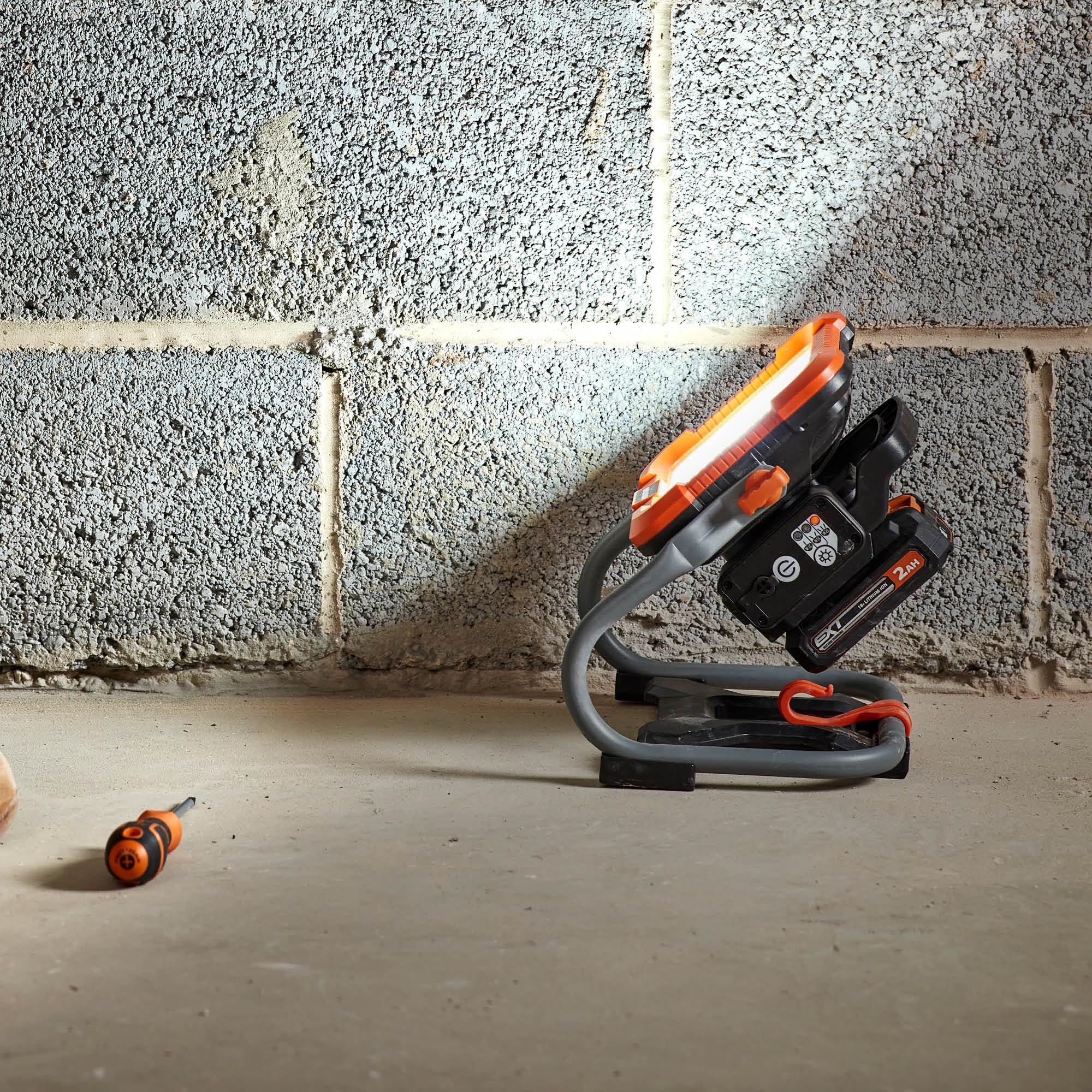 Evolution Power Tools R2700WLT-Li – przenośna bezprzewodowa akumulatorowa lampa robocza LED – lampa akumulatorowa, 3 poziomy oświetlenia, 2700 lumenów, 18 V Li-Ion. Bez akumulatora w zestawie.