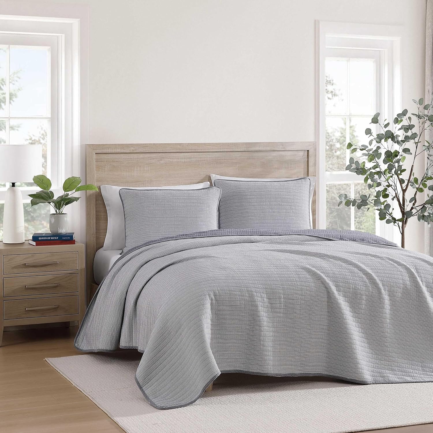 Tommy Hilfiger - Twin Quilt Set, Luxurious Bedding with Matching Shams, European Closure for Reversibility, Soft & Breathable Bed Set (Ithaca Stripe Navy, Twin)