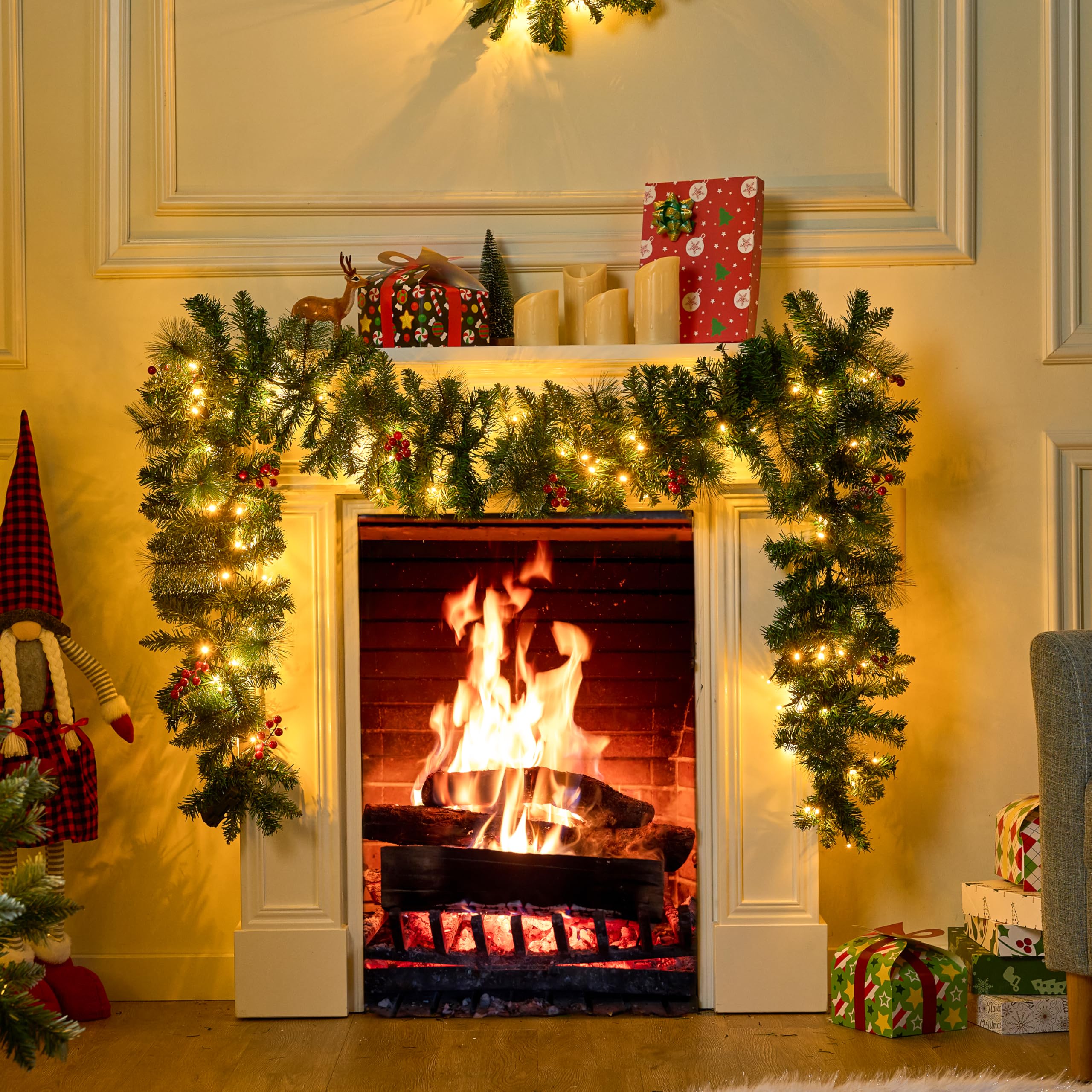 Joyin Künstliche Weihnachtsgirlande Carolina-Kiefer, 2,7 m x 25,4 cm Prelit Christmas Garland with 50 Warm White Lights & red Berries, Artificial Garland for Christmas Holiday Season Decorations