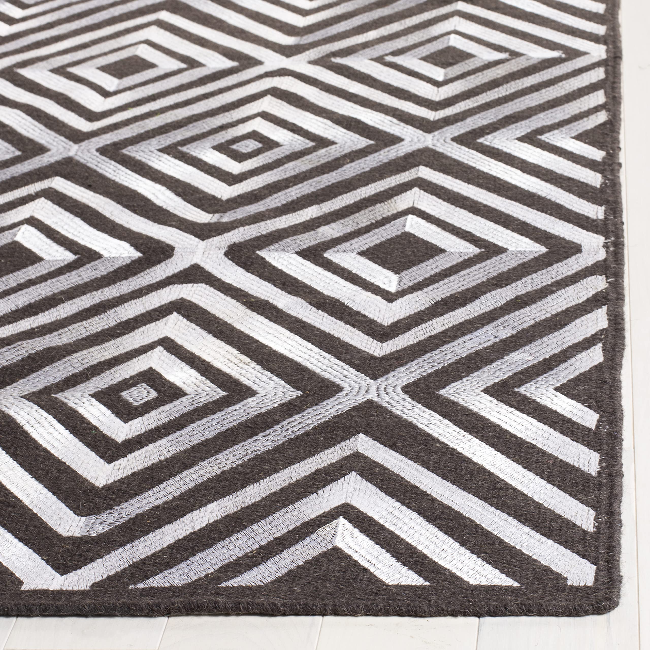 SAFAVIEH Tapis géométrique pour Salon, Salle à Manger, Chambre à Coucher - Kilim Collection, Tapis à Poil Court, Fusain, 152 X 244 cm