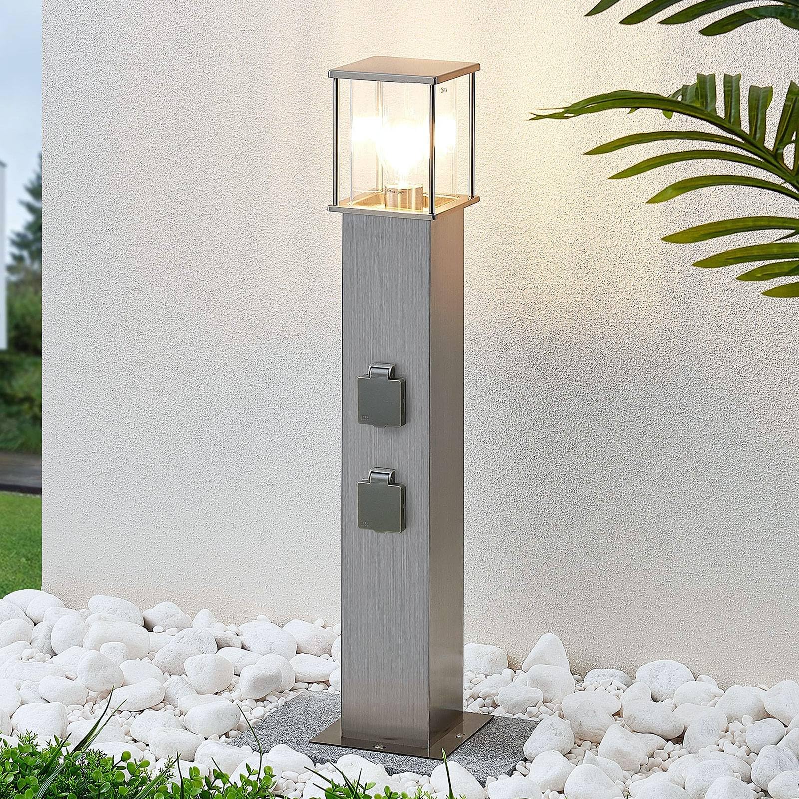 Lindby Lampada da Vialetto Con 2 Prese Corrente, IP44, 1x E27, Paletto Luminoso Segnapassi in Acciaio Inox, Lampioncini da Giardino Esterno con Attacco Elettrico, Presa da Giardino a Colonna