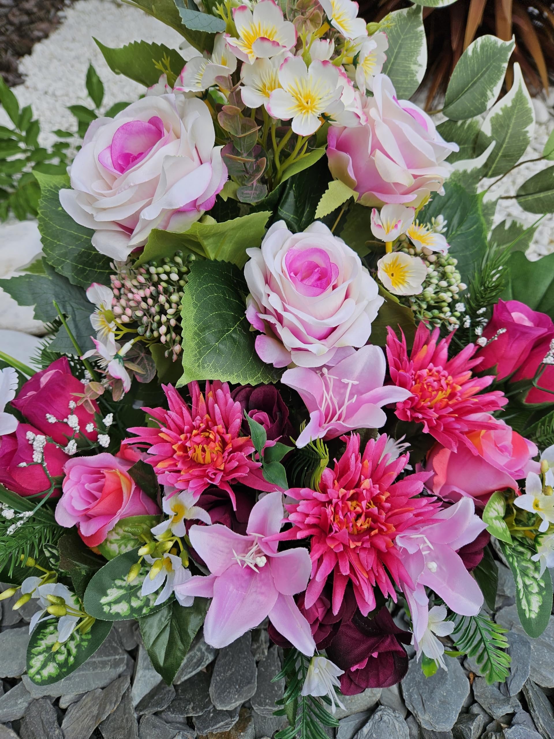 Composition de Fleurs Artificielles en Cône Lesté Ciment pour Une Parfaite Tenue à L extérieur. Réalisé par nos Soins Fleurs de Qualité.