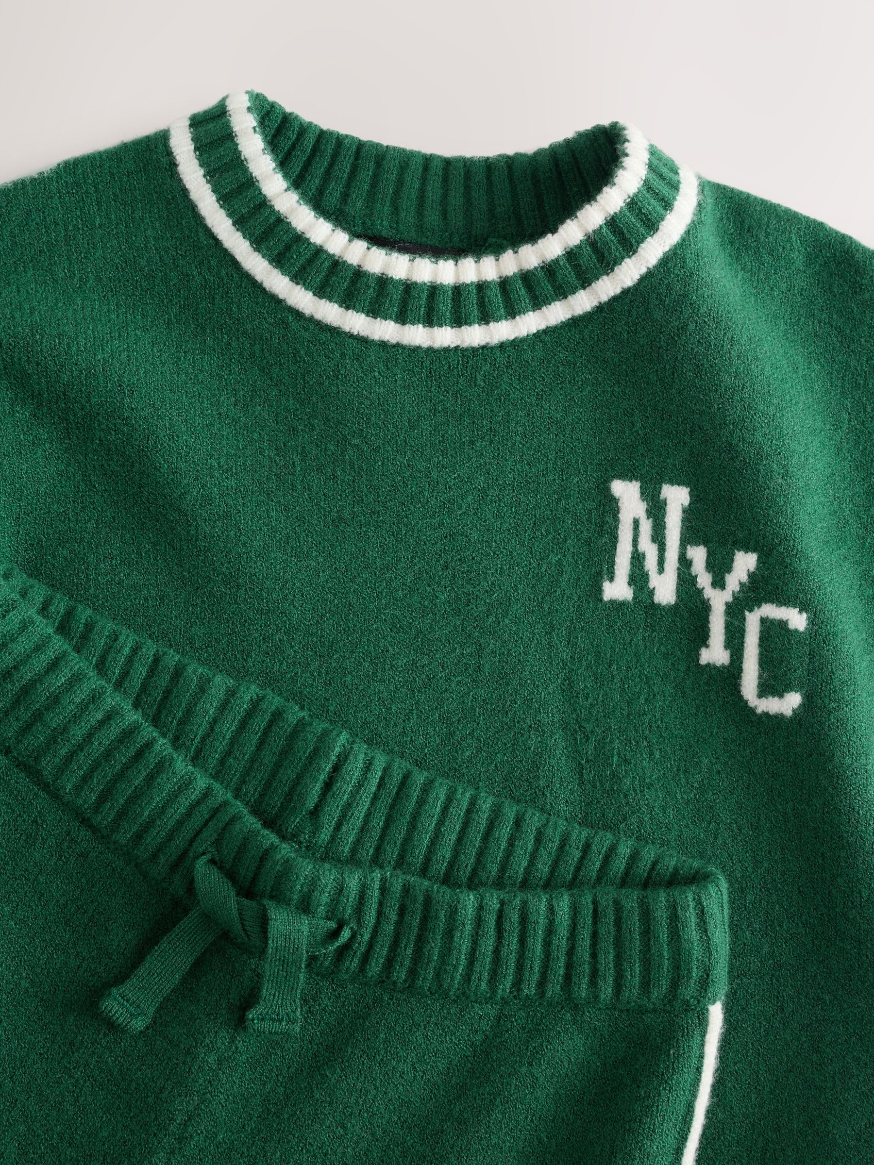 NEXT Młodsze chłopcy Dzianinowy komplet składający się ze swetra NYC Varsity i spodni dresowych