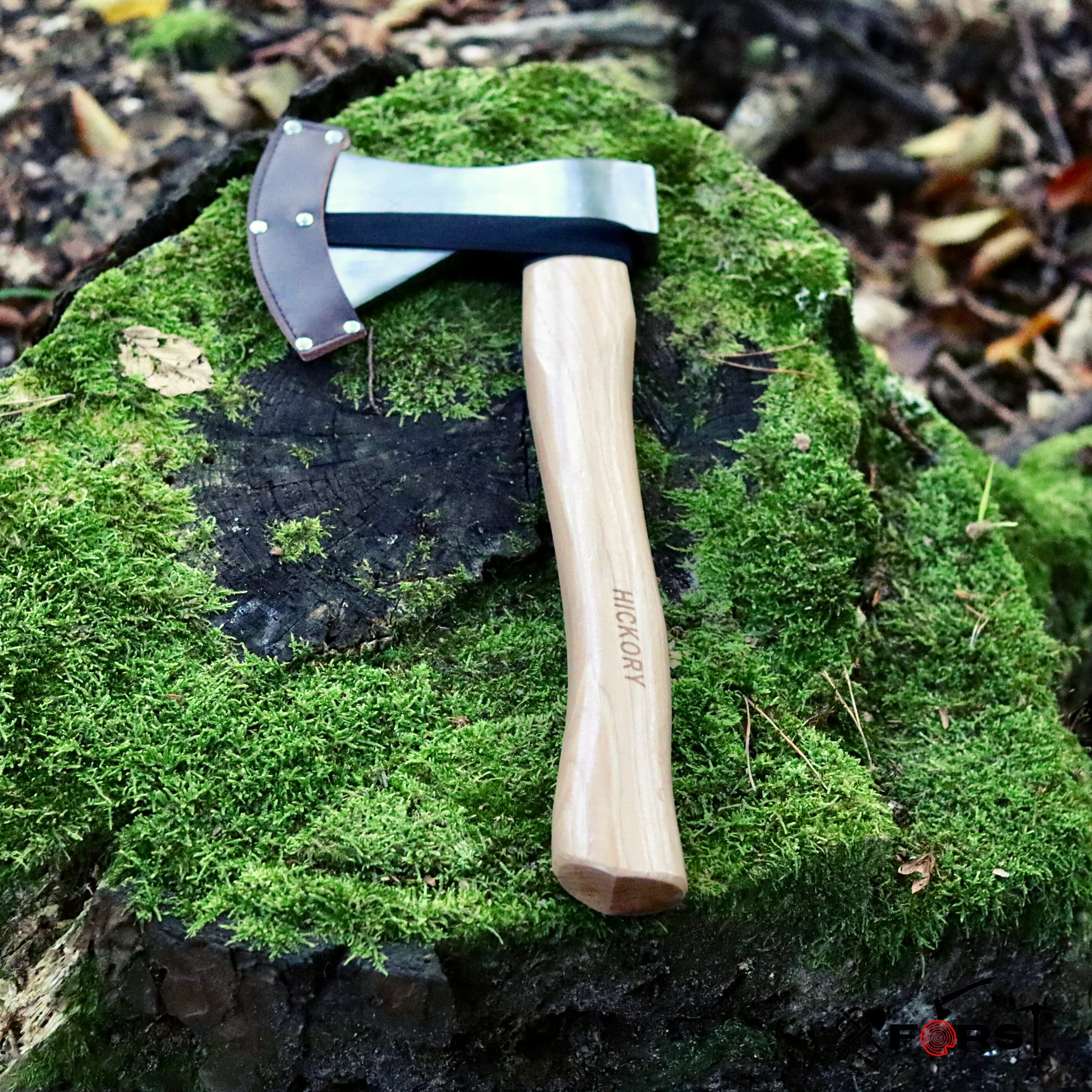 Xforst Hacha de Mano para Leña, Camping y Jardín, Hoja de Acero al Carbono con Mango de Madera de Hickory, Cabeza 800 g, 40,5 cm, Conforme a DIN 5131 y TÜV/GS, con Funda Protectora, X-UW800C