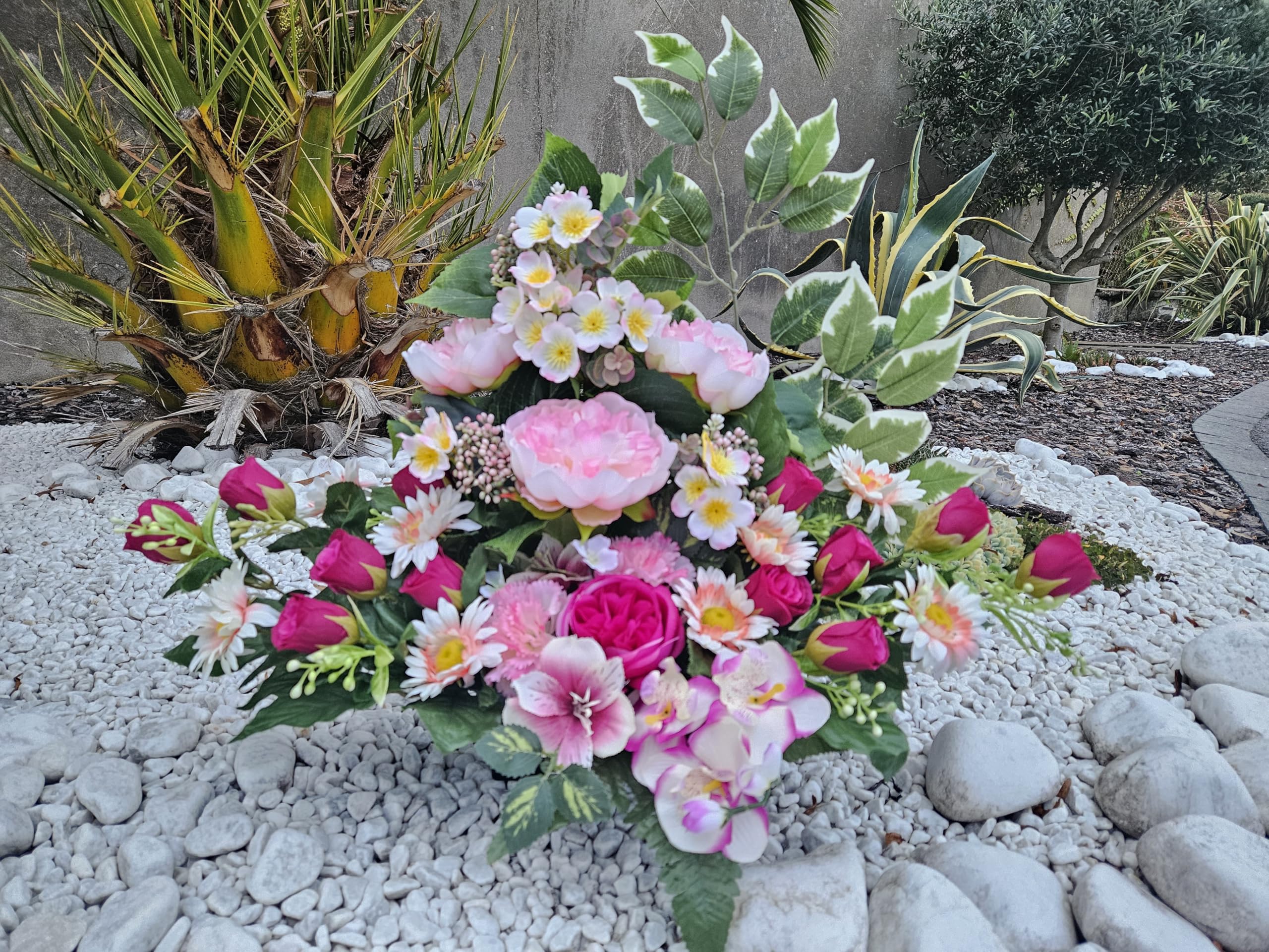 Composition de Fleurs Artificielles Lesté Totalement Ciment pour Une Parfaite Tenue à L' extérieur. Réalisé par Nos Soins. Fleurs de Qualité. Dimension - Haut/44cm - Largeur/44cm