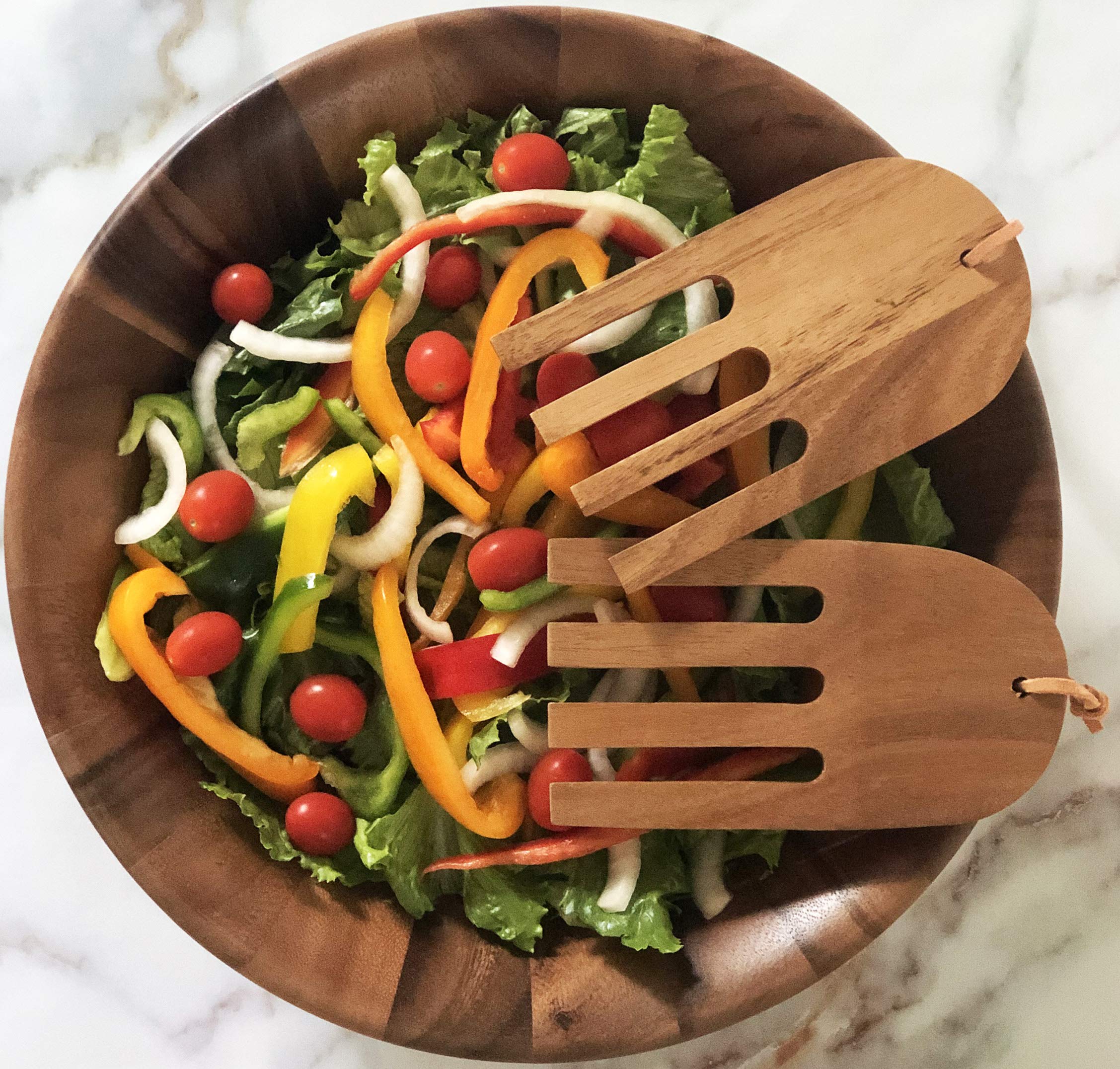 Woodard & Charles - Cuenco de madera de acacia para servir ensalada de 35,5 cm con manos de ensalada, juego de 3 piezas
