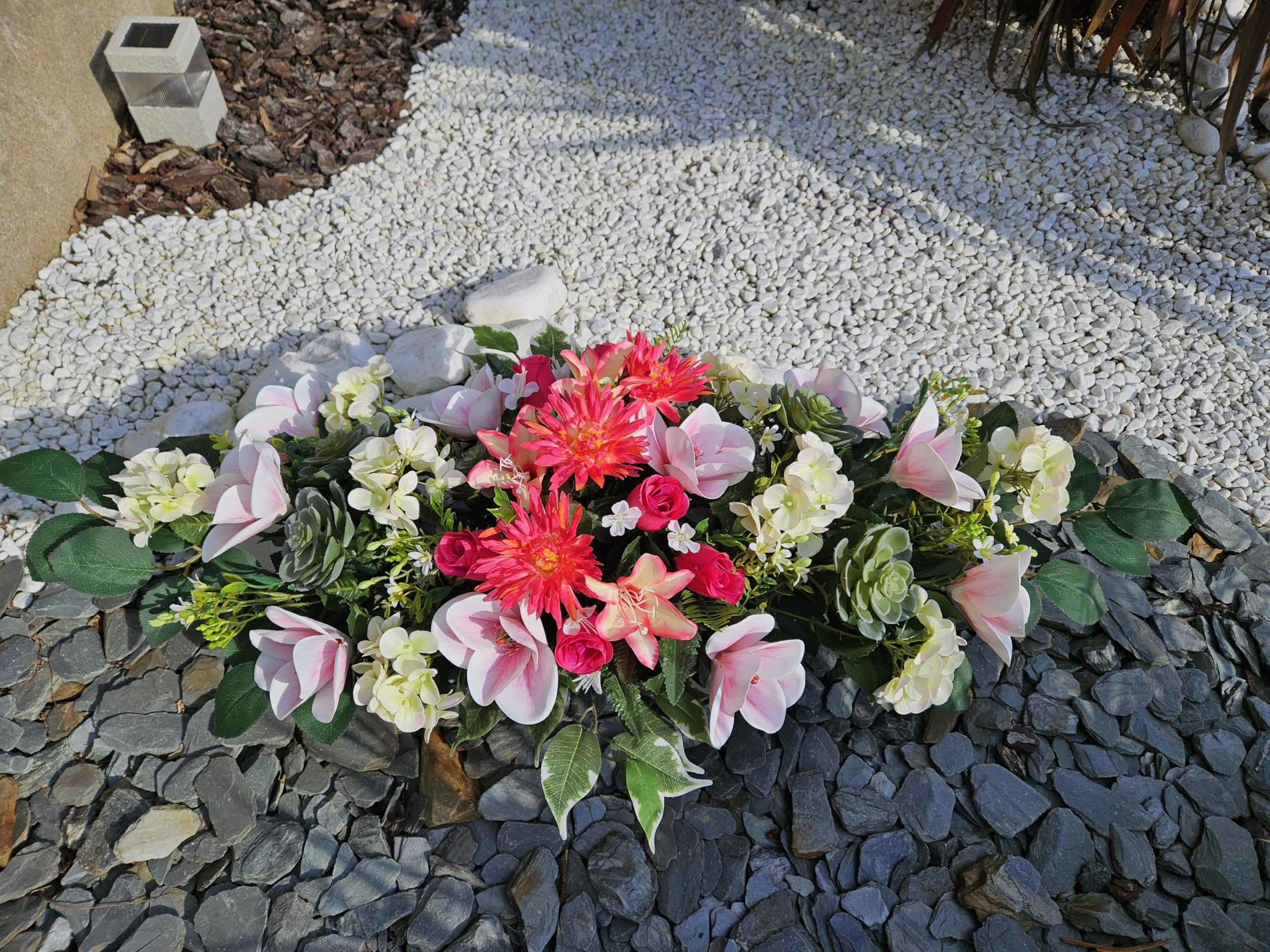 Composition de Fleurs Artificielles Lesté Ciment pour Une Parfaite Tenue à L' extérieur. Réalisé par nos Soins, Fleurs de Qualité.