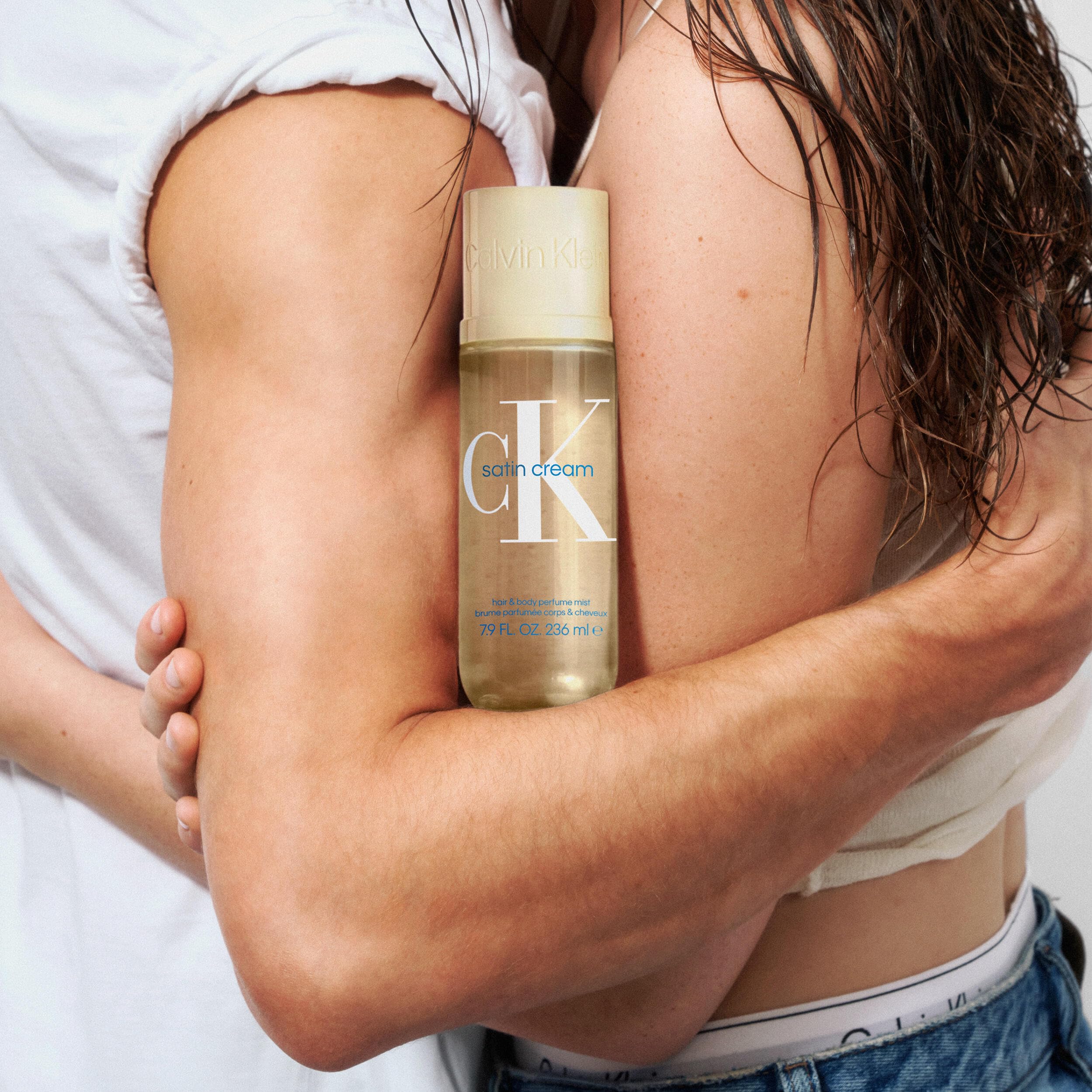 Calvin Klein perfumowana mgiełka do włosów i ciała, Satin Cream | Długotrwały efekt, właściwości nawilżające, bursztynowy zapach z nutami waniliowej bitej śmietany, piżma i czarnej porzeczki.