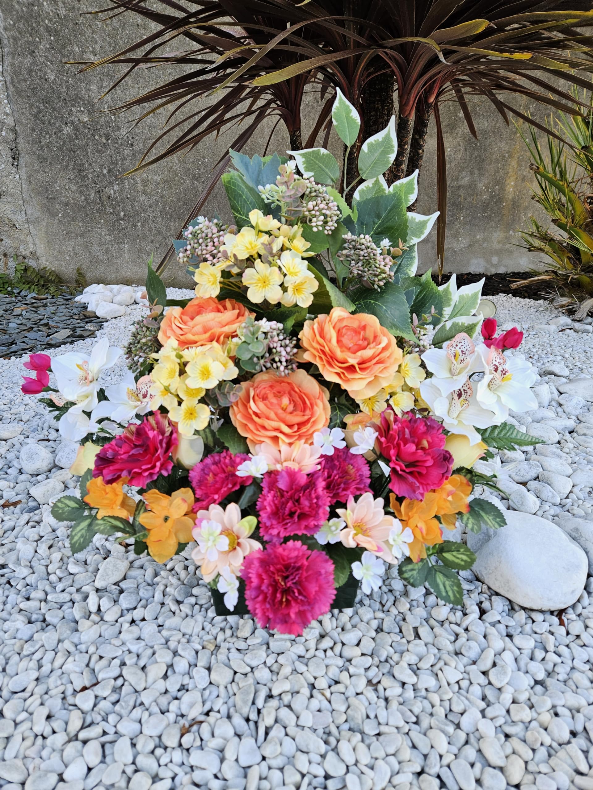 Composition de Fleurs Artificielles, Lesté Ciment pour Une Parfaite Tenue à L' Extérieur. Réalisé par nos Soins.