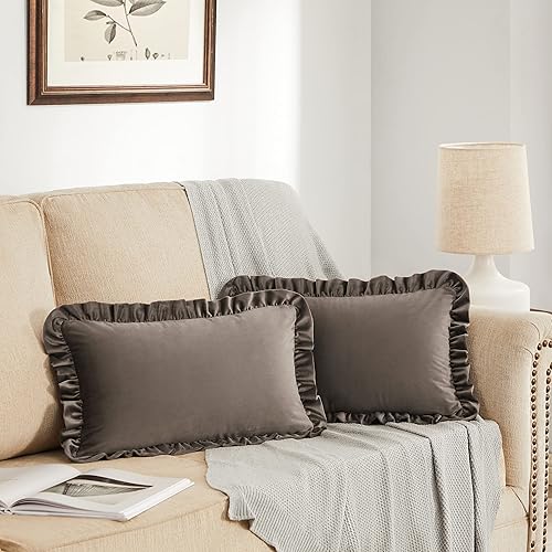 GIGIZAZA Juego de 2 fundas de almohada lumbares marrones, 12 x 20 pulgadas, fundas decorativas de terciopelo con volantes para sofá