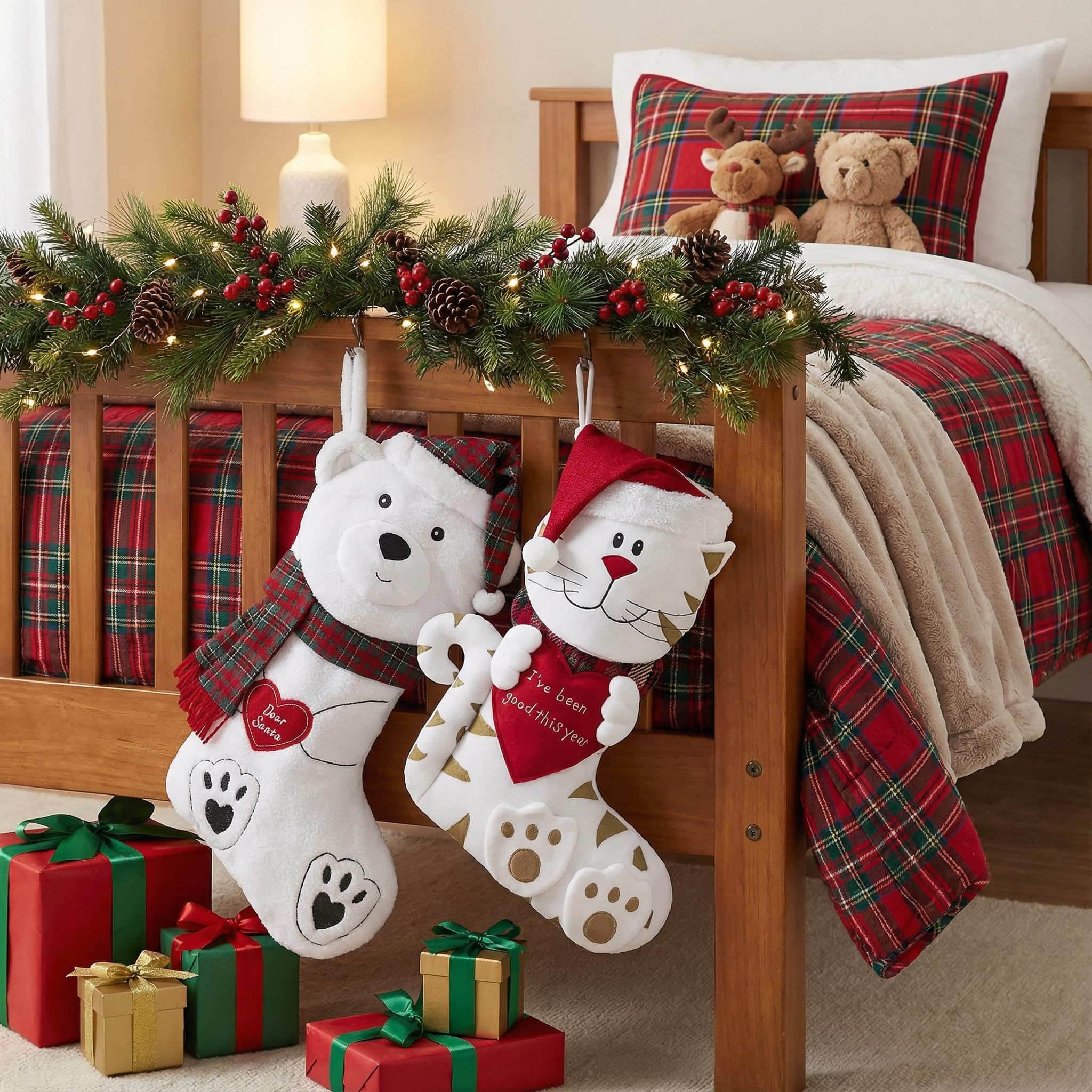 Valery Madelyn Chaussettes de Noël en tissu rouge et blanc de 53,3 cm - Ours en peluche mignonne câlinant un cœur mignon - Décoration à suspendre pour cheminée de Noël