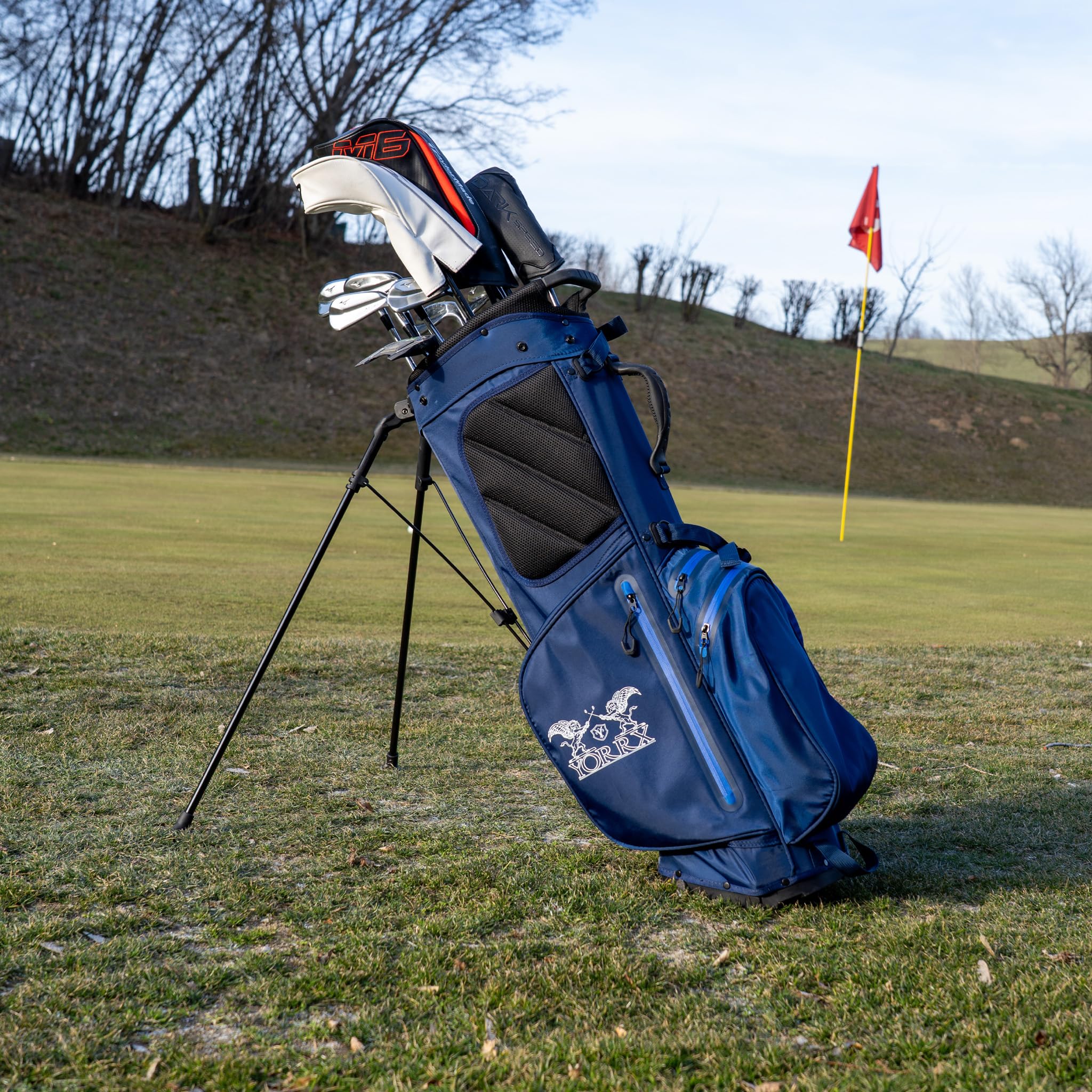Sac de golf sur pied - Imperméable - Léger (2,4 kg) - 9 compartiments pour raquettes - Support pour téléphone portable - Compartiment isotherme - Bleu foncé - Unisexe