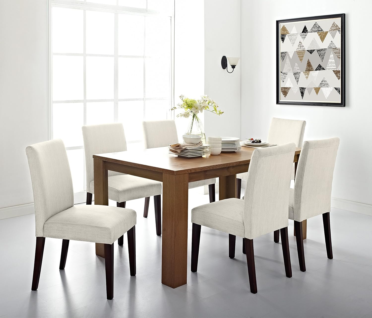Chaises avec une table en bois foncé pour une salle à manger
