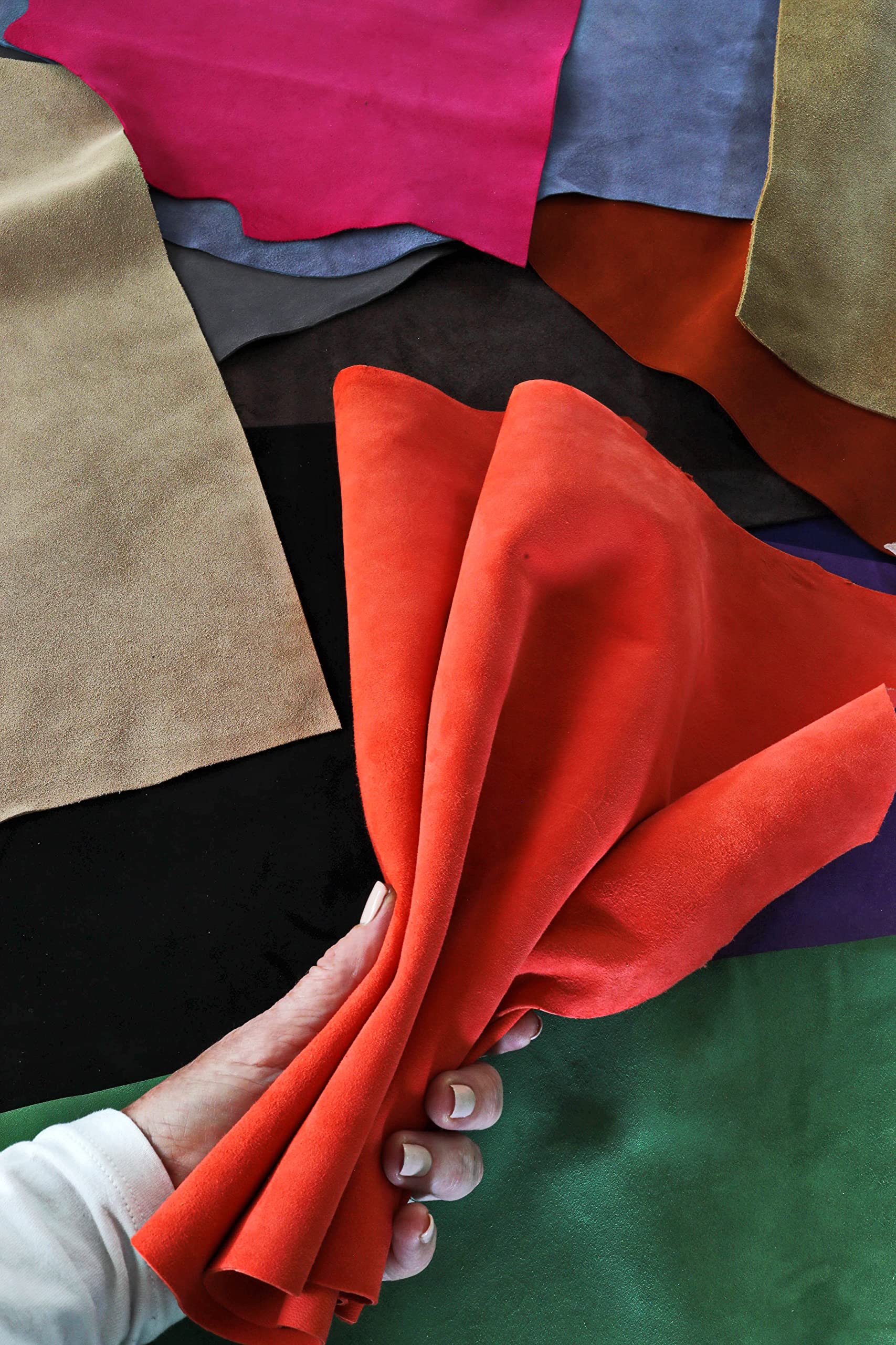 LA GARZARARA - Découpes en daim et nubuck - Minimum 20 x 25 cm maximum 40 x 40 cm - 2 kg - Sélection aléatoire pour travaux manuels - Couleur unie, couleurs variées - LAG-29