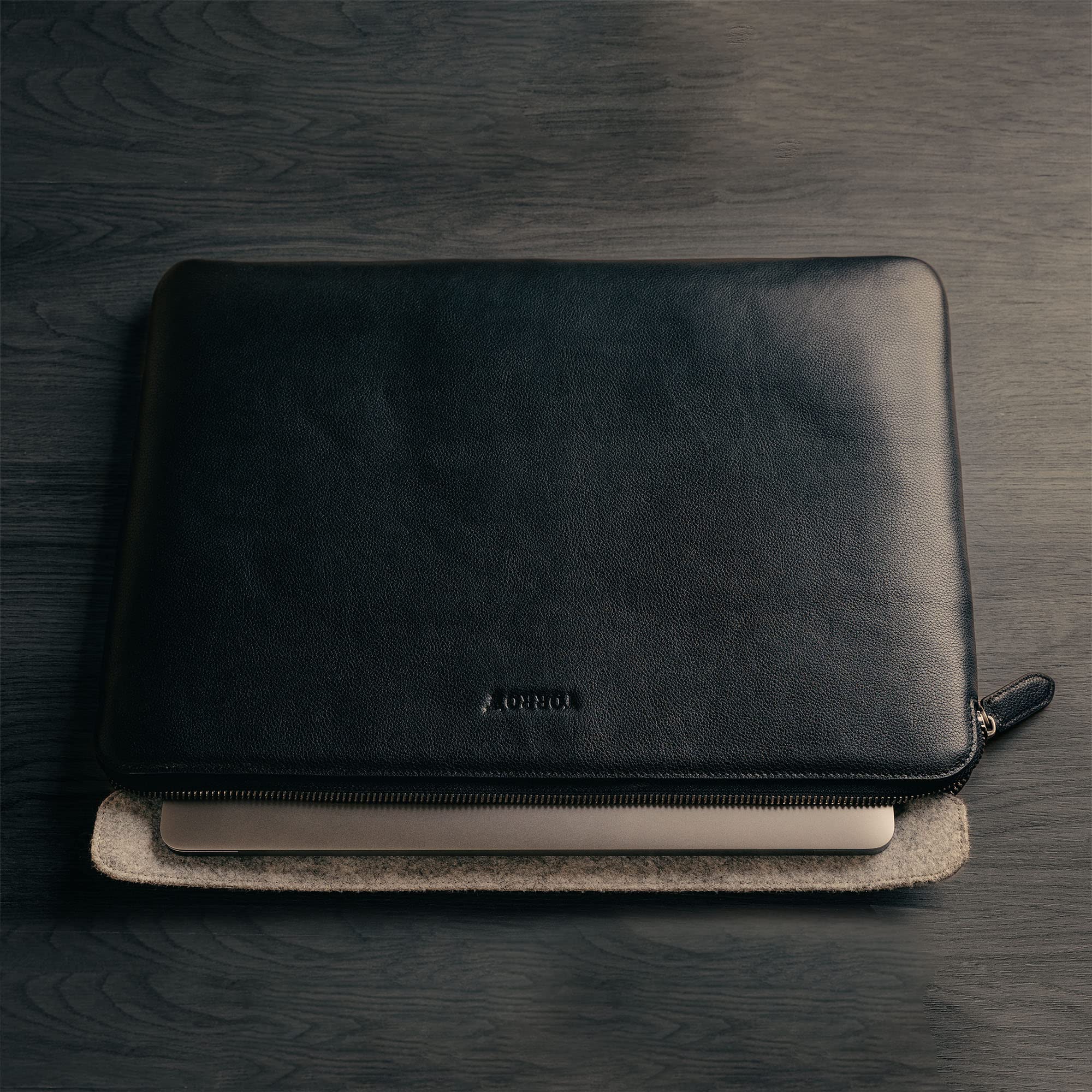 TORRO Maletín para portátil - Funda de Cuero Genuino para portátil con Cierre de Cremallera y Forro de Fieltro de Lana Compatible con portátiles de 13 a 15,6 Pulgadas (Negro)