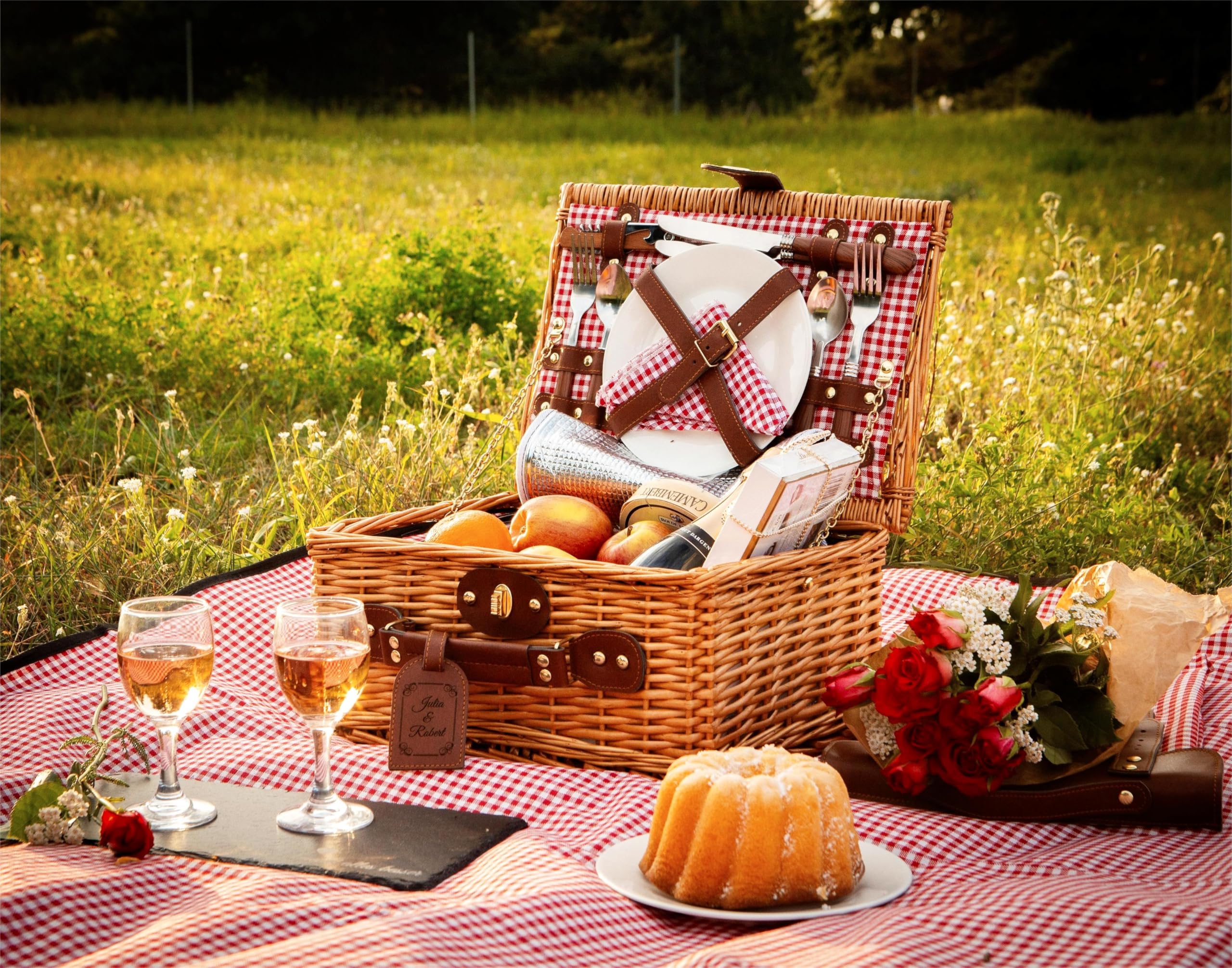Cesta de Picnic Personalizada para 2 Personas, Cesta de Mimbre con Compartimento térmico, Manta, Tabla de Pizarra, Bolsa, servilletas – Cerámica, Vidrio, Acero INOX | Rojo