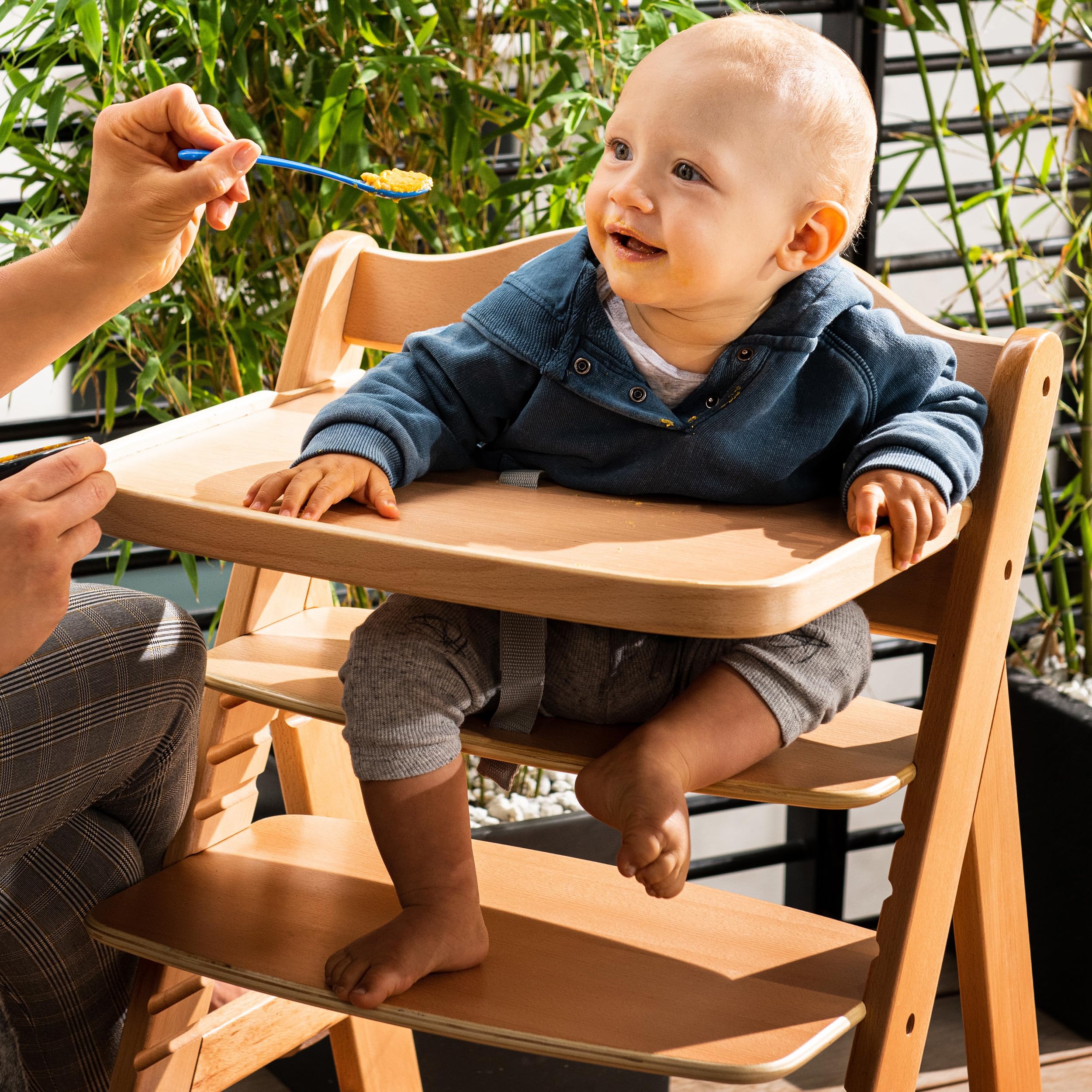 hauck Alpha Plus Move Set de Tronas de Bebe de Madera con Bandeja - Cojín y 2 Platos de Silicona - Silla Evolutiva con Ruedas - Natur/Leaves Mint