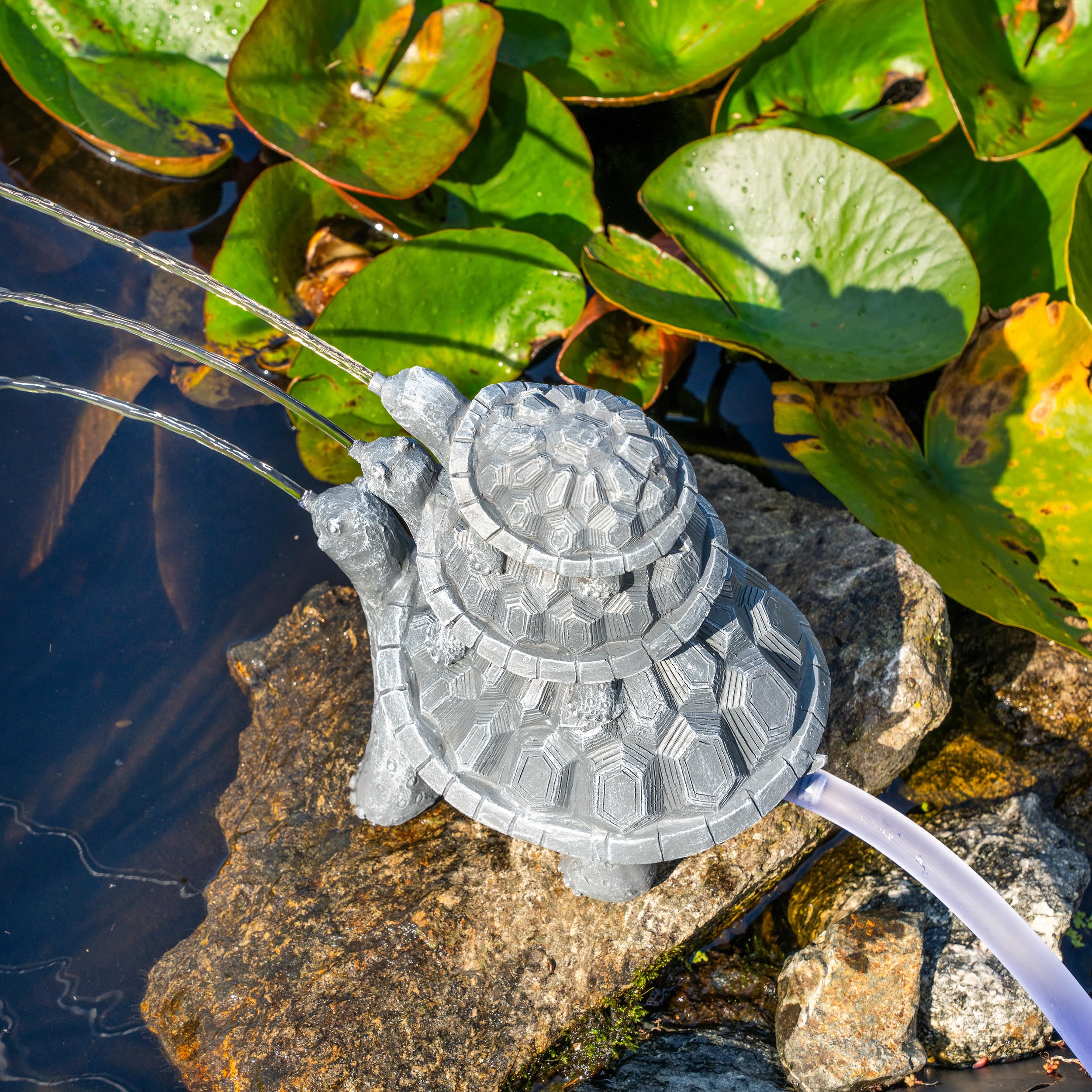 Esotec Solar Wasserspeier Komplettset, Schildkröten Trio, Gartenteich Wasserspiel, Vogeltränke, Gartenbrunnen mit Solarpumpe 610l/h, H=24cm 101686