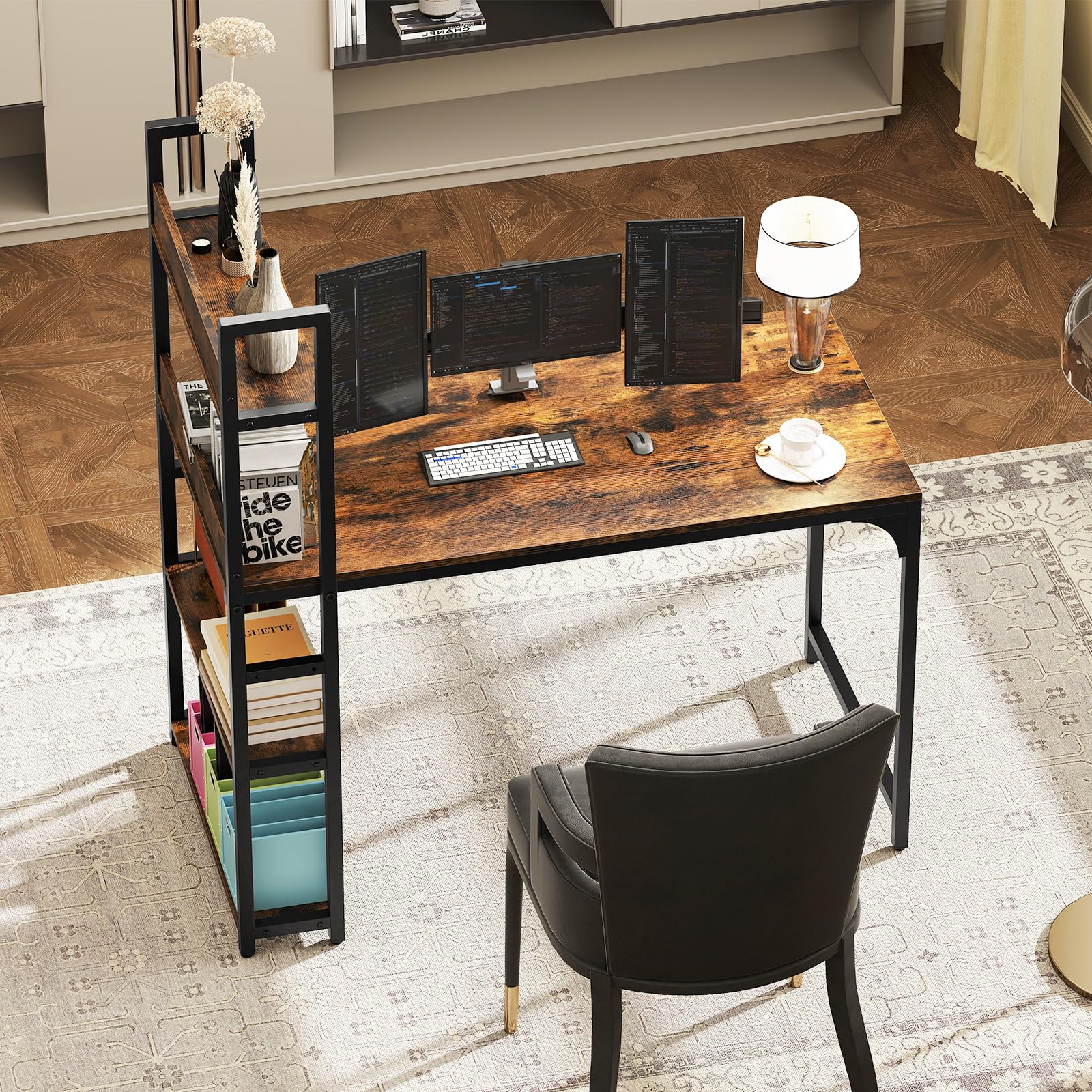 GIANTEX Scrivania per computer, scrivania per computer con stazione di ricarica integrata, ripiani a 3 livelli, postazione di lavoro per sala studio, casa, 120 x 65 x 130 cm (marrone)