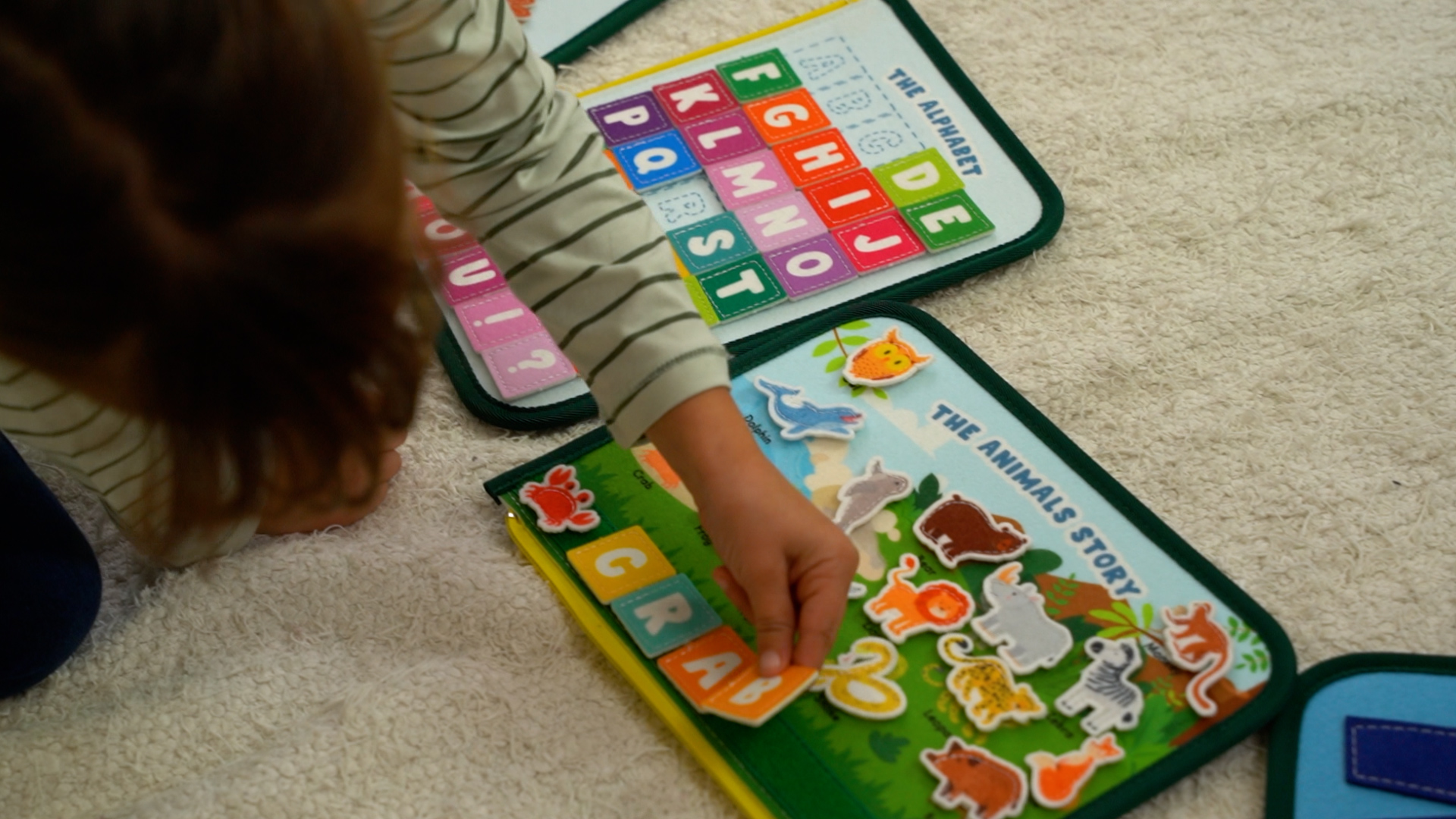Uping Busy Board Jeux Montessori Jouet Enfant 2 3 4 Ans Jouet d'Activité et de Développement Cadeau Fille Garçon 2 3 4 Ans Jeu Educatif Apprendre Motricité Fine et Compétences de Vie
