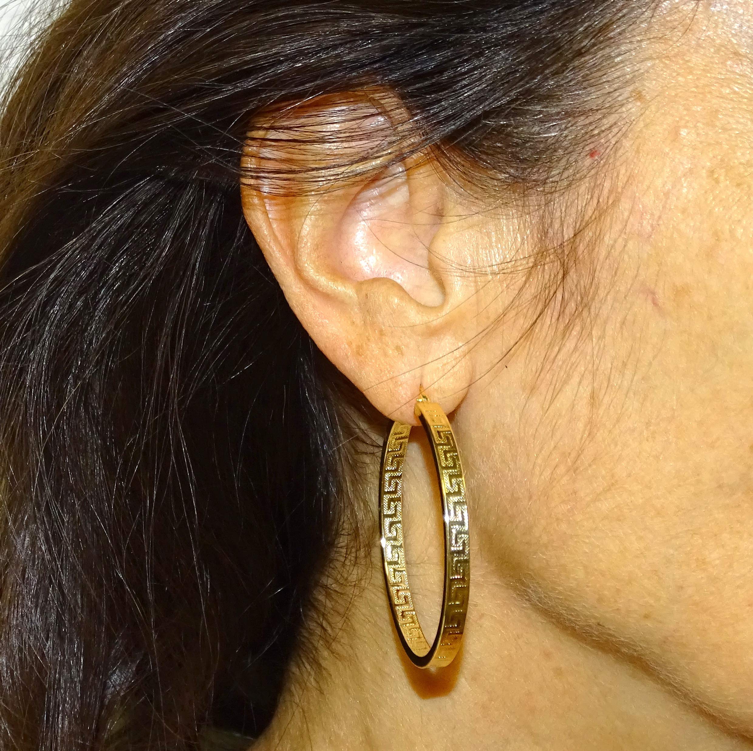 Pendientes de aro de oro amarillo de 18k con greca, tubo cuadrado de 4mm y 4.40cm de diámetro exterior. Cierre fácil click. Peso; 3.90 gr de oro de 1ª Ley