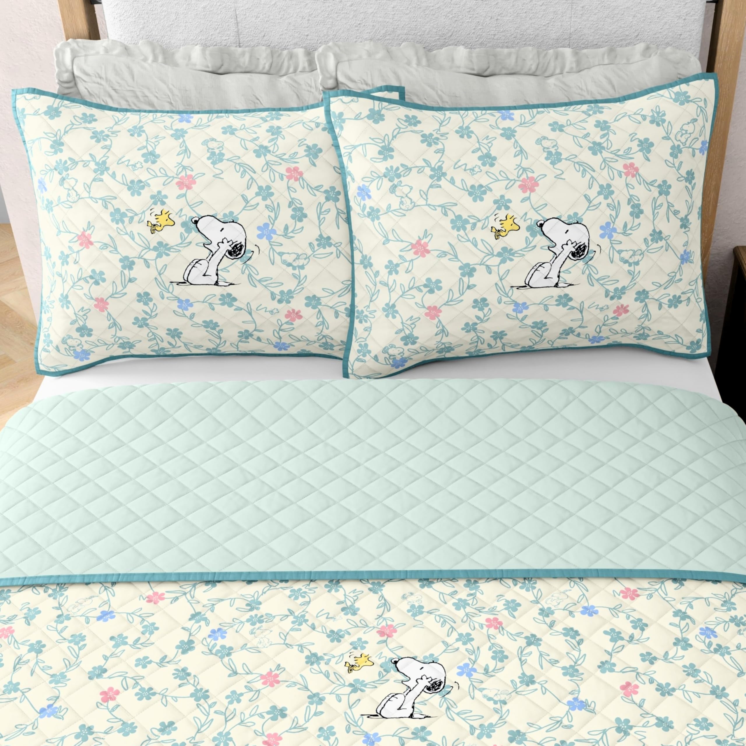 Peanuts Snoopy Microfiber Quilt Set, All-Season Lightweight Coverlet with 2 Shams, Super Soft 3 Piece Full/Queen Bedding, (Officially Licensed Product) by Franco