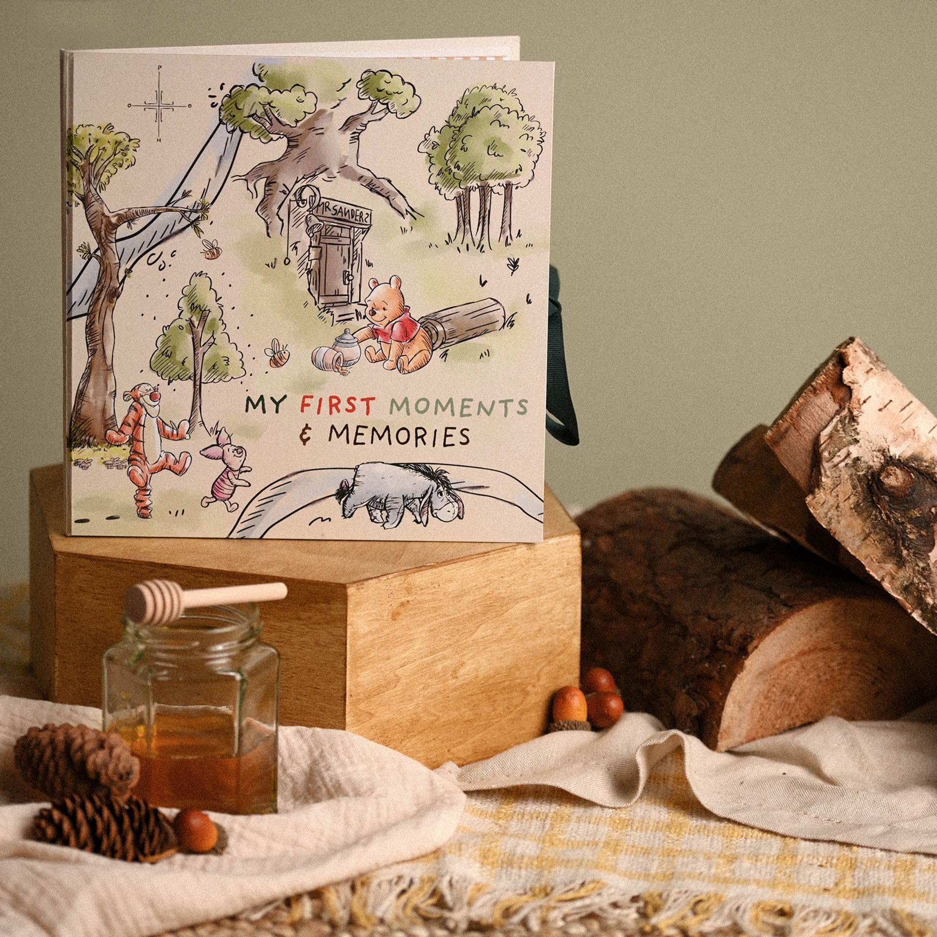 Album de première année Winnie l'ourson par Widdop et Co - Album rectangulaire personnalisable en papier vert 218 x 216 x 216 mm - Winnie the Pooh - Baptême, Première Communion - Nœud en ruban vert