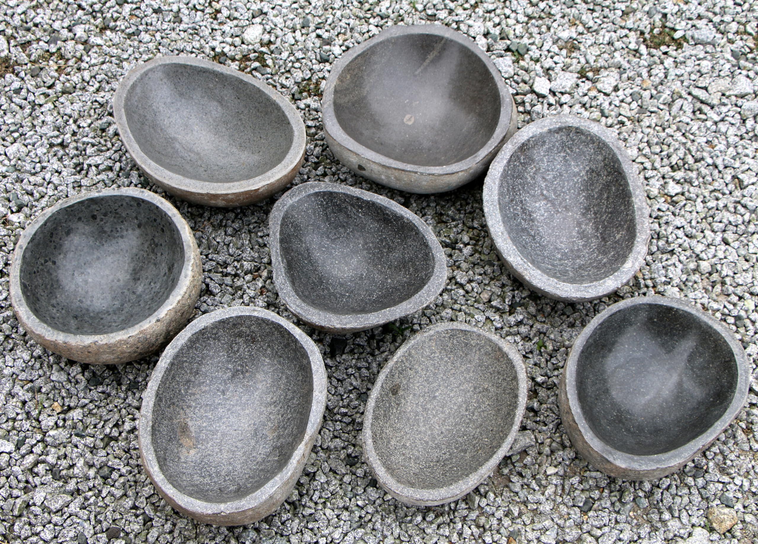 Vogeltränke aus massivem Flussstein - im modernen Style aus frostsicherem Naturstein frostsicher als Geschenk-Idee zu Weihnachten Geburtstag Dekoration