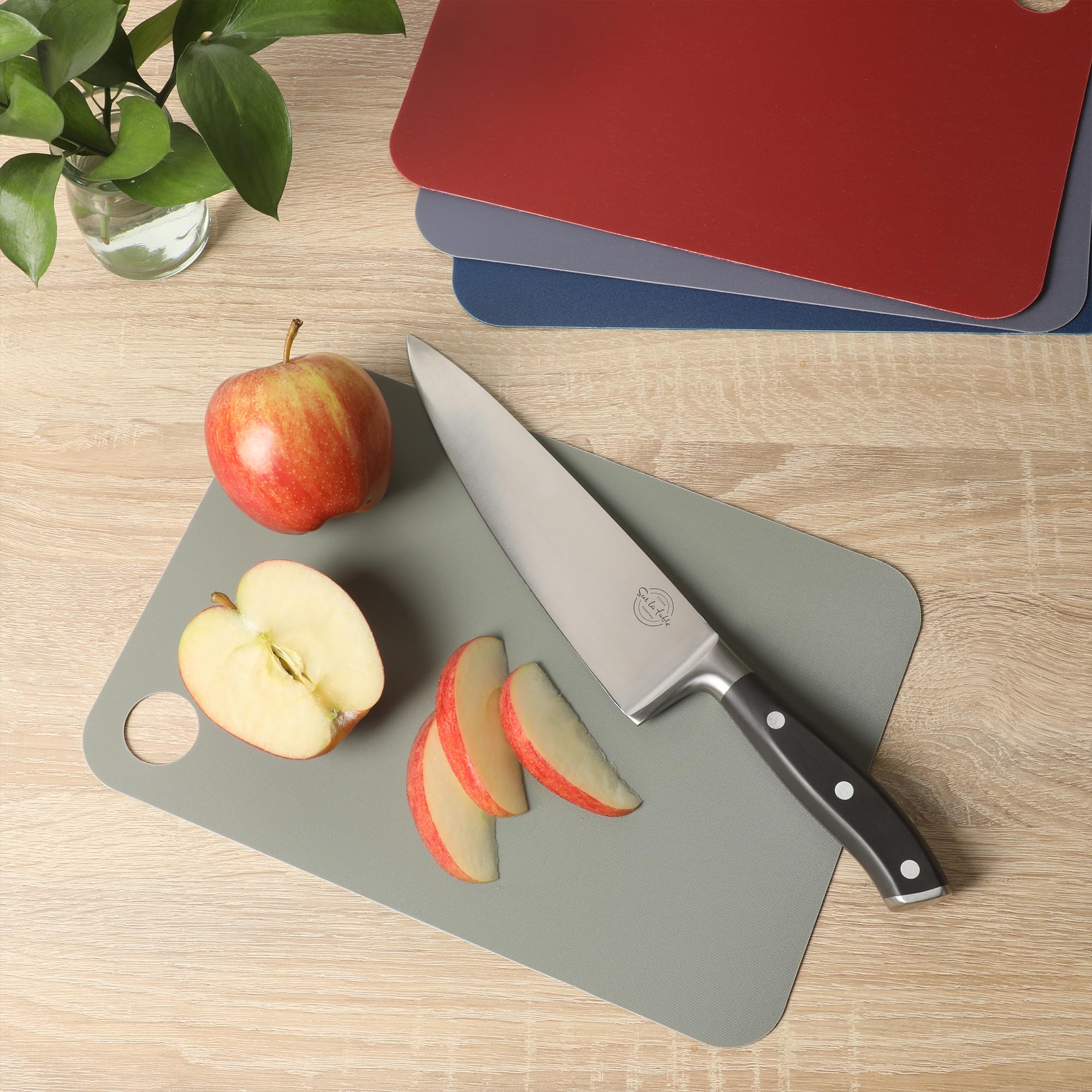 Sur La Table Kitchen Essentials Crafty Carvery elastyczne maty do cięcia bez BPA, 4-częściowy zestaw desek do krojenia, nadają się do mycia w zmywarce, antypoślizgowe, 29,8 x 21 cm, różne kolory