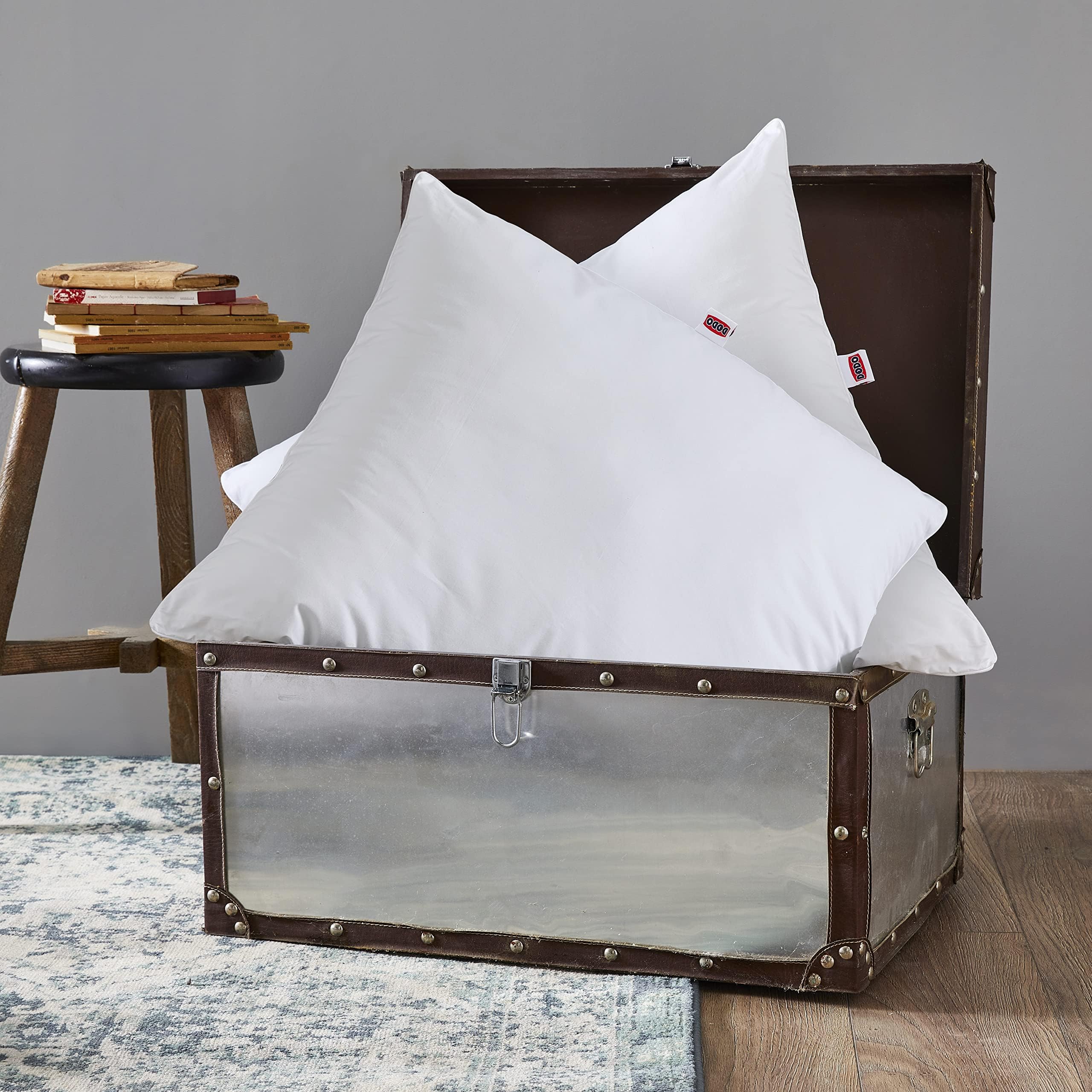 DODO - Lot de 2 Oreillers Meribel 60x60 cm - Confort Ferme, Biais Posé à Main - Enveloppe 100% Coton Percale - Garnissage 100% Plumettes - Lavable en Machine à 40°C