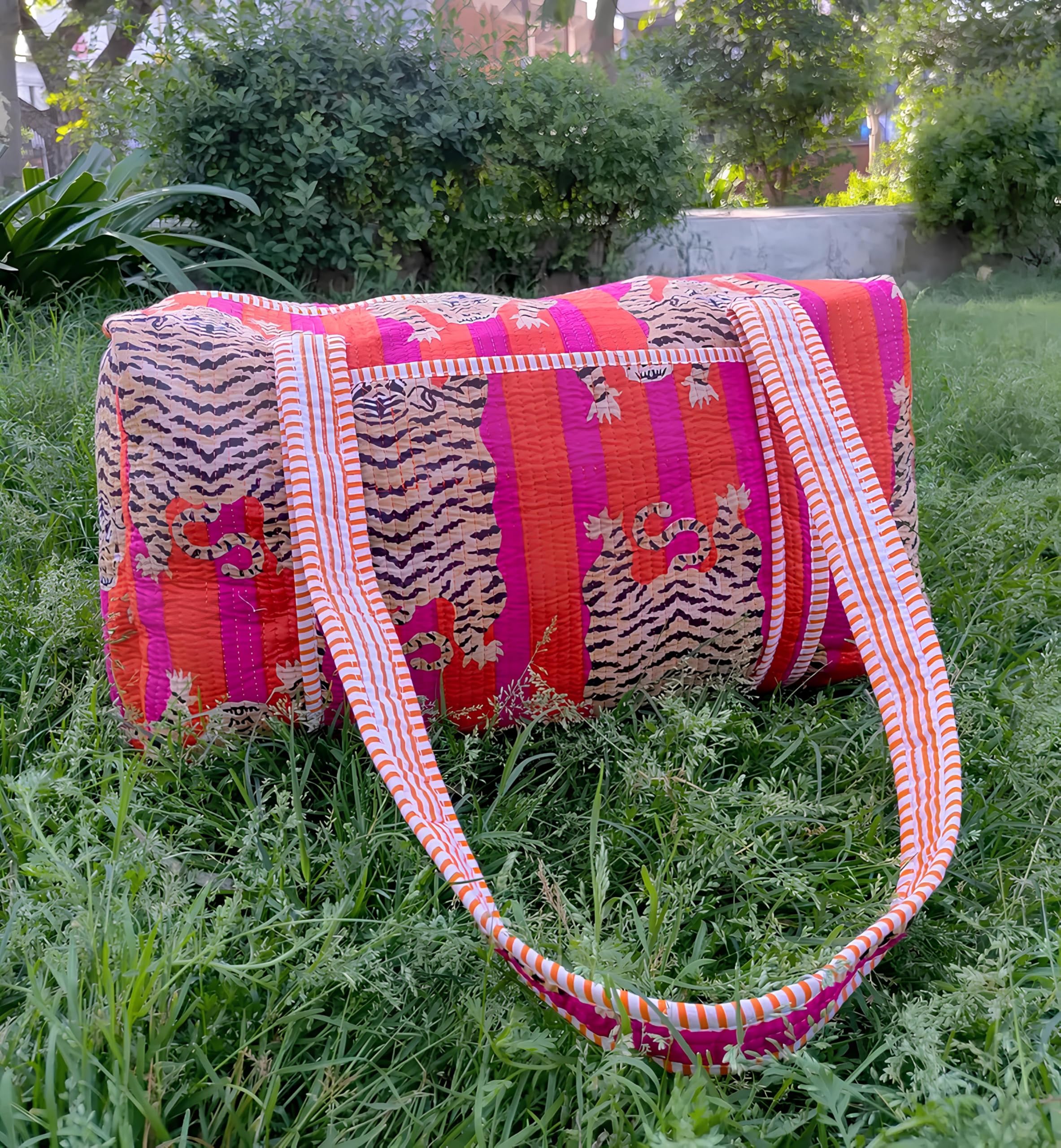 INDACORIFY Gesteppte Tragetasche | Große Shopper-Tasche mit Seidendruck für Damen | Indische handgefertigte Tasche mit verschiedenen Drucken und Reißverschluss
