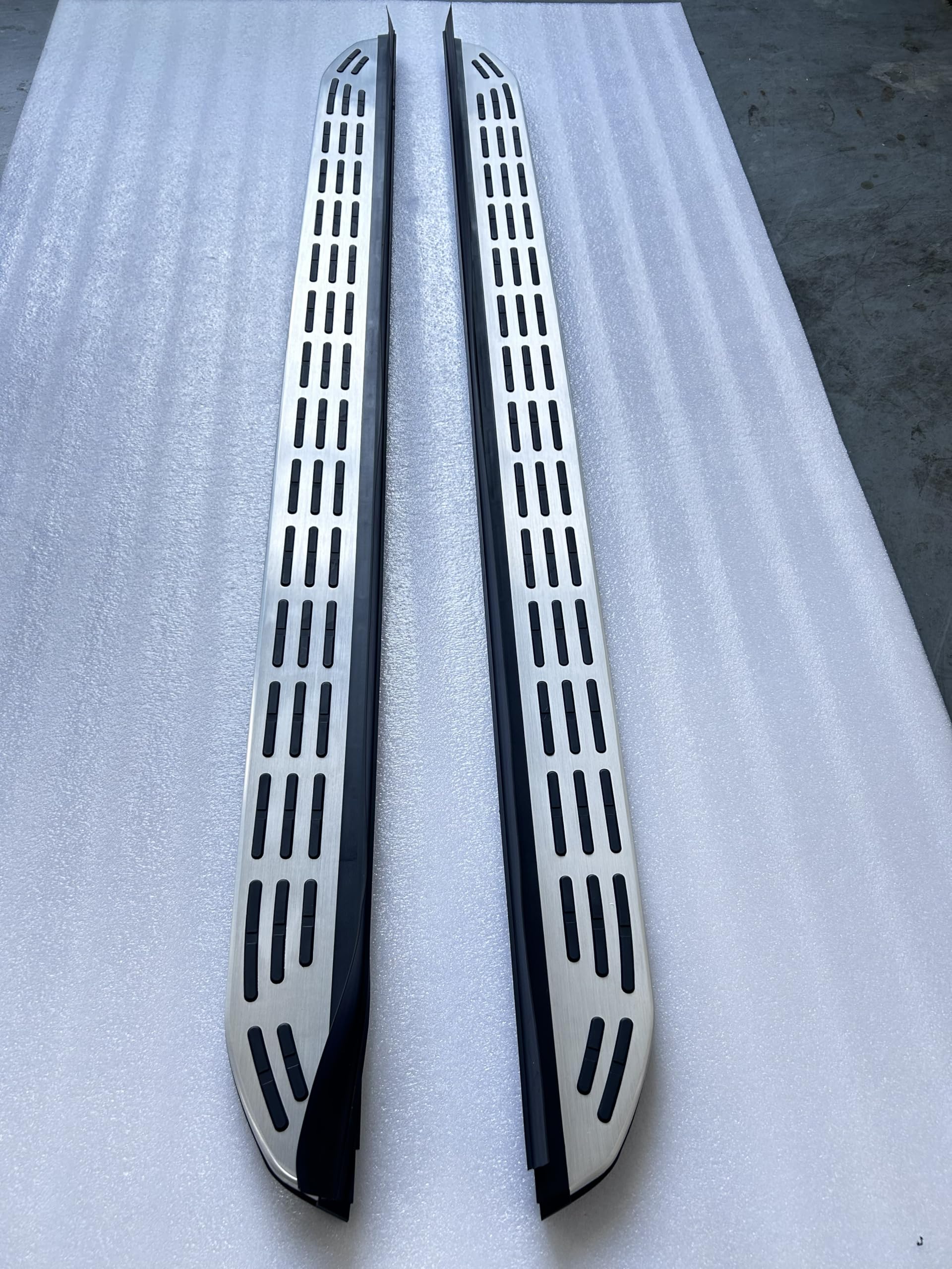 Deski do biegania do Xi, 2 szt. aluminiowe stałe stopnie boczne (z uchwytem), zestaw do wkręcania bez wiercenia, do samodzielnego wykonania, akcesoria do szyn SUV, czarne (1 zestaw) (dł. x wys.)