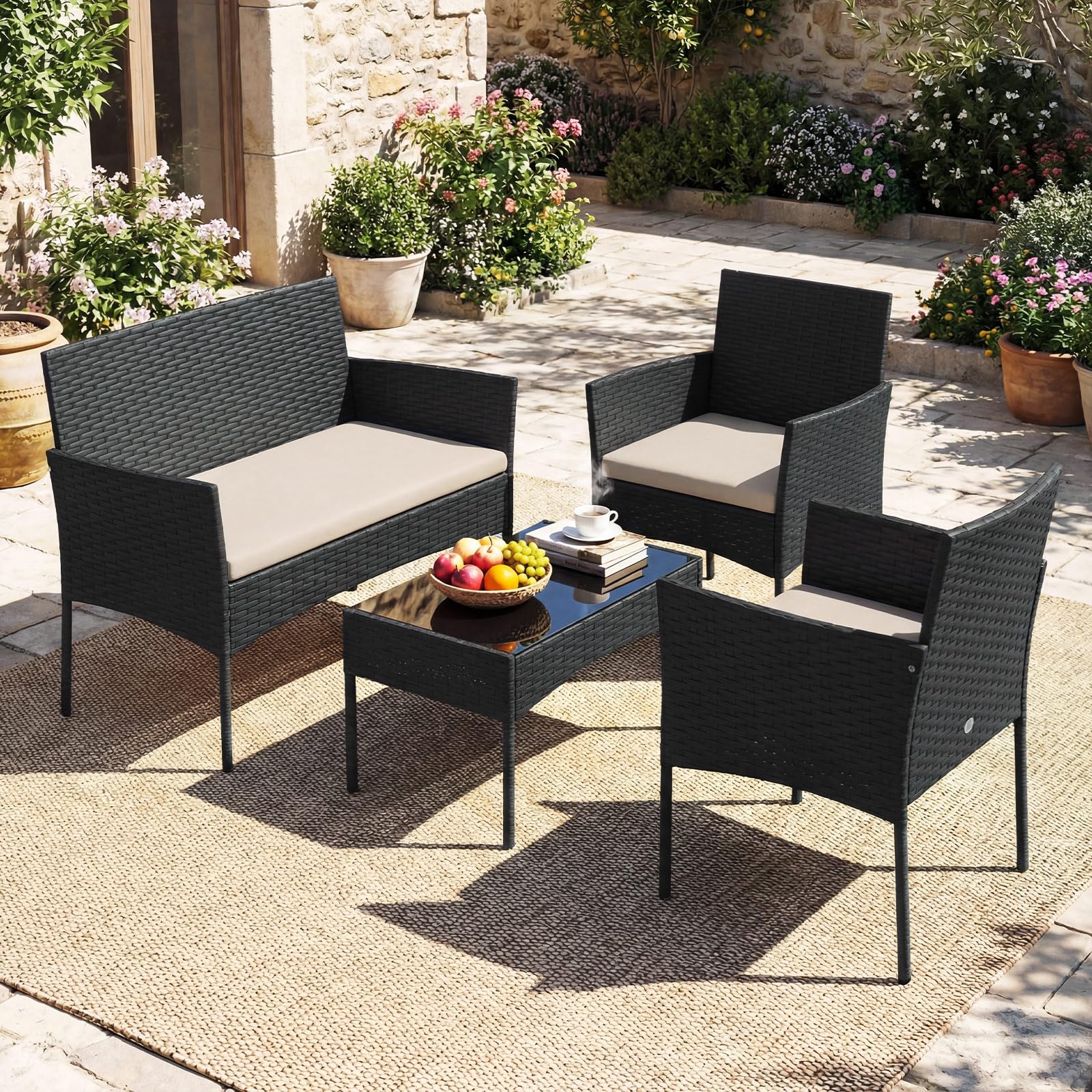 COSTWAY Set Salotto da Giardino 4 Pezzi, Divanetto da Esterno in Rattan PE con 2 Poltrone e Tavolino con Piano in Vetro Temperato, Cuscini Imbottiti e Telaio Metallo per Terrazzo e Balcone (Beige)