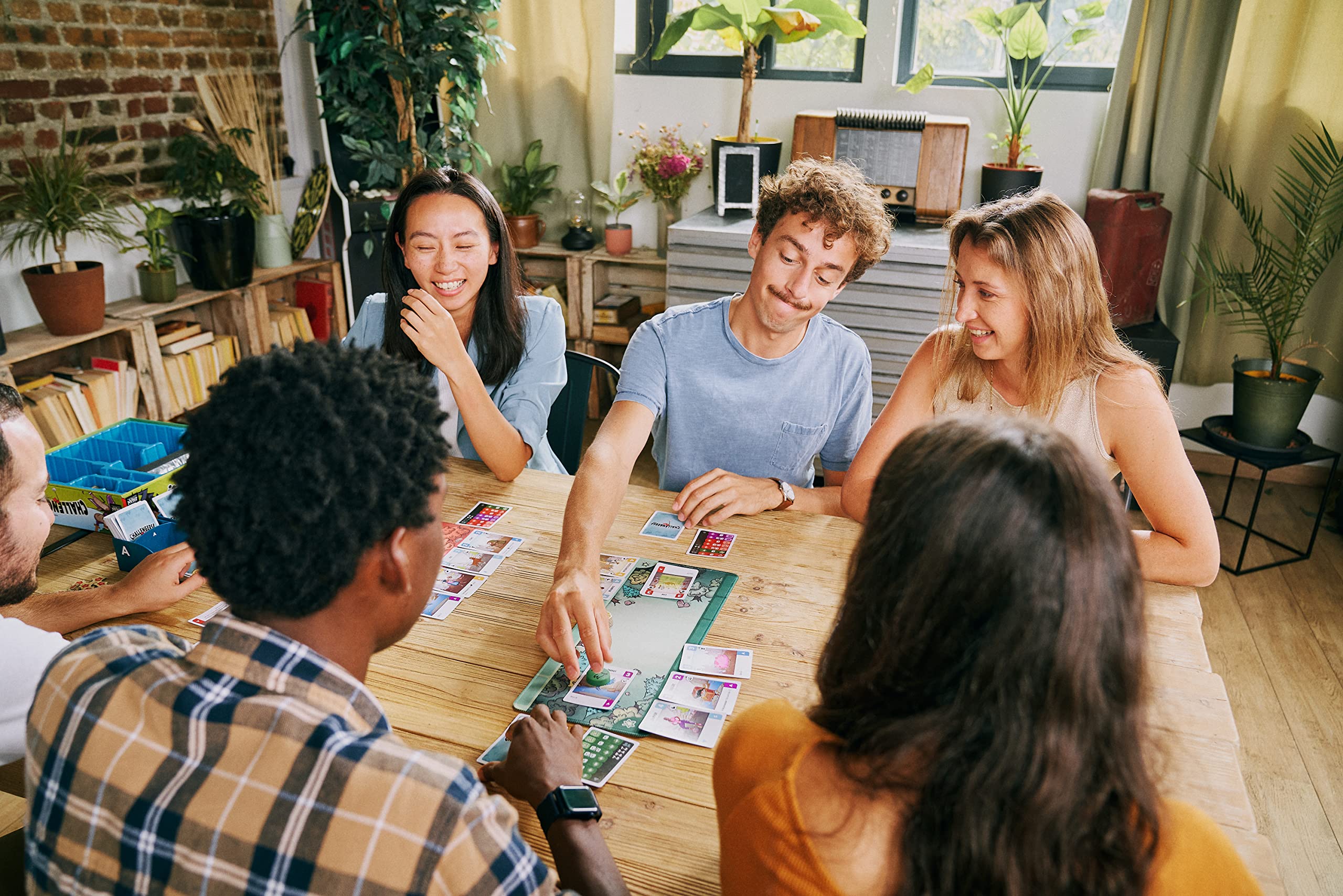 Asmodee - Challengers - Jeu de Table, 1 à 8 Joueurs, 8 Ans et Gagnant du Prix du Jeu de l'année 2023, édition en Italien