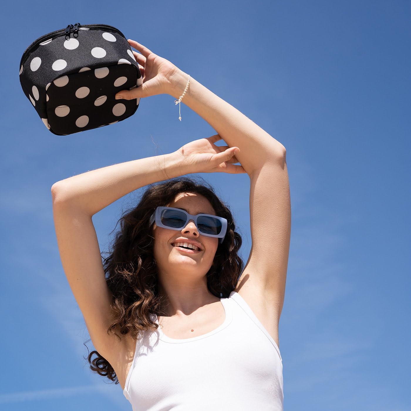 reisenthel Coolerbag M pocket torba chłodząca z materiałem wierzchnim z butelek PET pochodzących z recyklingu, idealna na obiad w podróży, kolor: dots white