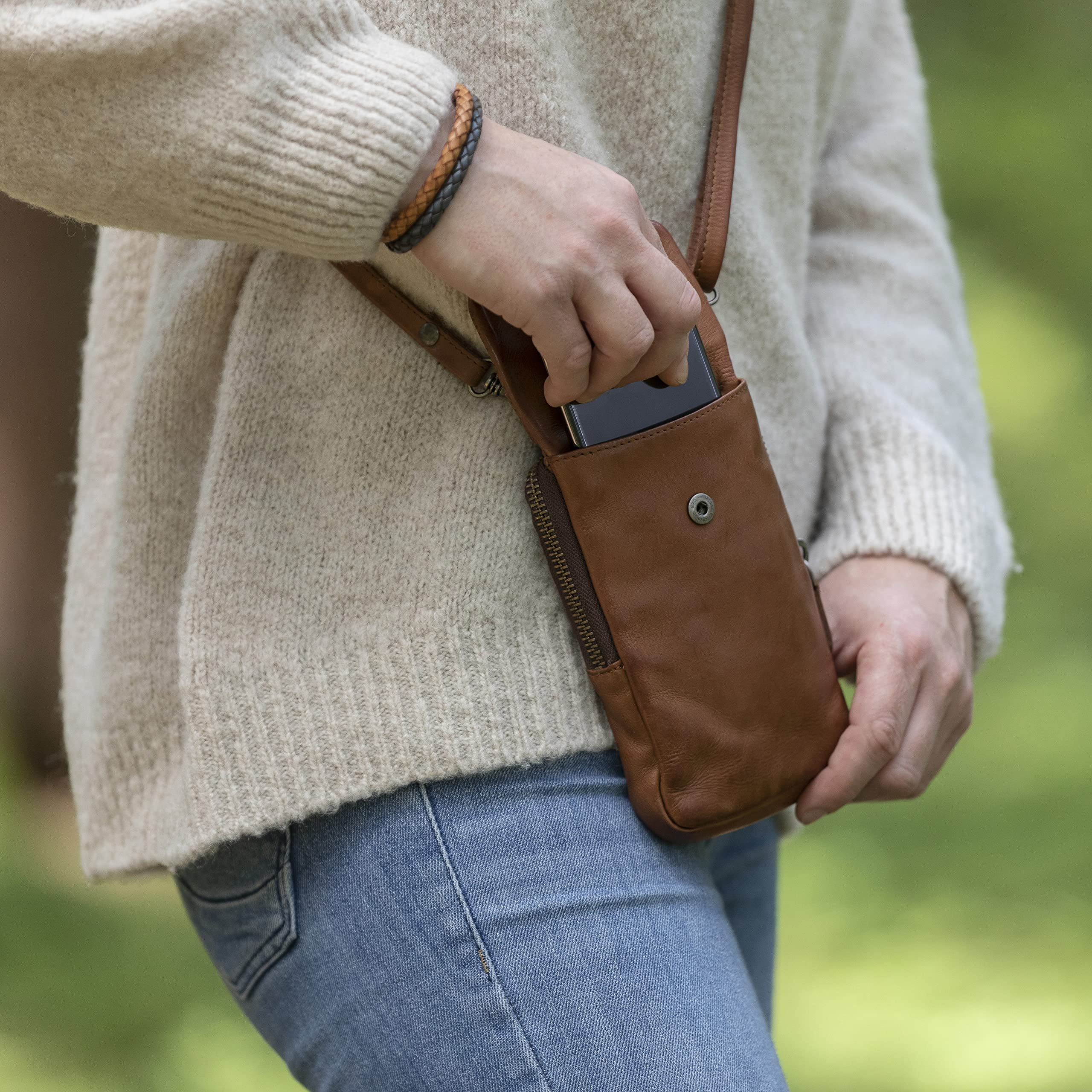 Handytasche zum Umhängen Lilly, Smartphonetasche aus Leder mit RFID-Schutz und 6 Kartenfächer, Verstellbarer & Abnehmbarer Gurt, passend für Handys bis 8,5x15x1,3cm, Graphite