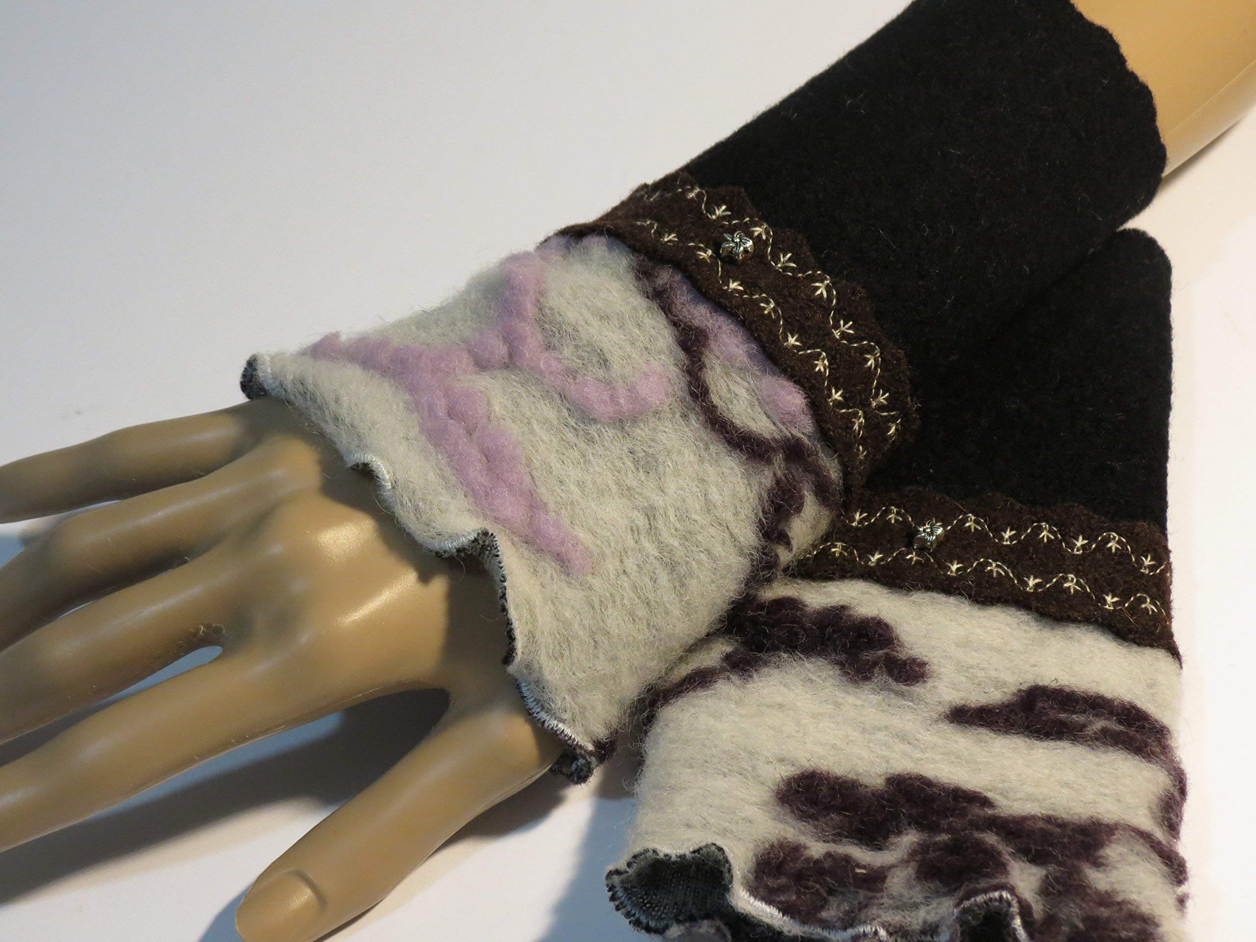 Armstulpen/Pulswärmer: Walkwolle (Walkloden, Kochwolle) in tiefem Braun und in Dunkelbraun, dehnbare Walkwolle (Strickwalk) in Weiß (mehrfarbiger floraler Motiv); Charm (Blumchen), Zierstiche