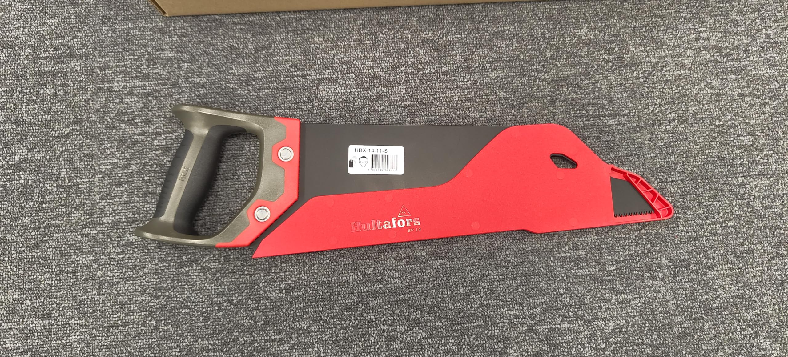 Sierra de mano de 350 mm de Hultafors | 11 dientes por pulgada | Sierra para madera y laminados | Acabado ecológico y mango ergonómico | Con protector de hoja incluido | 590750