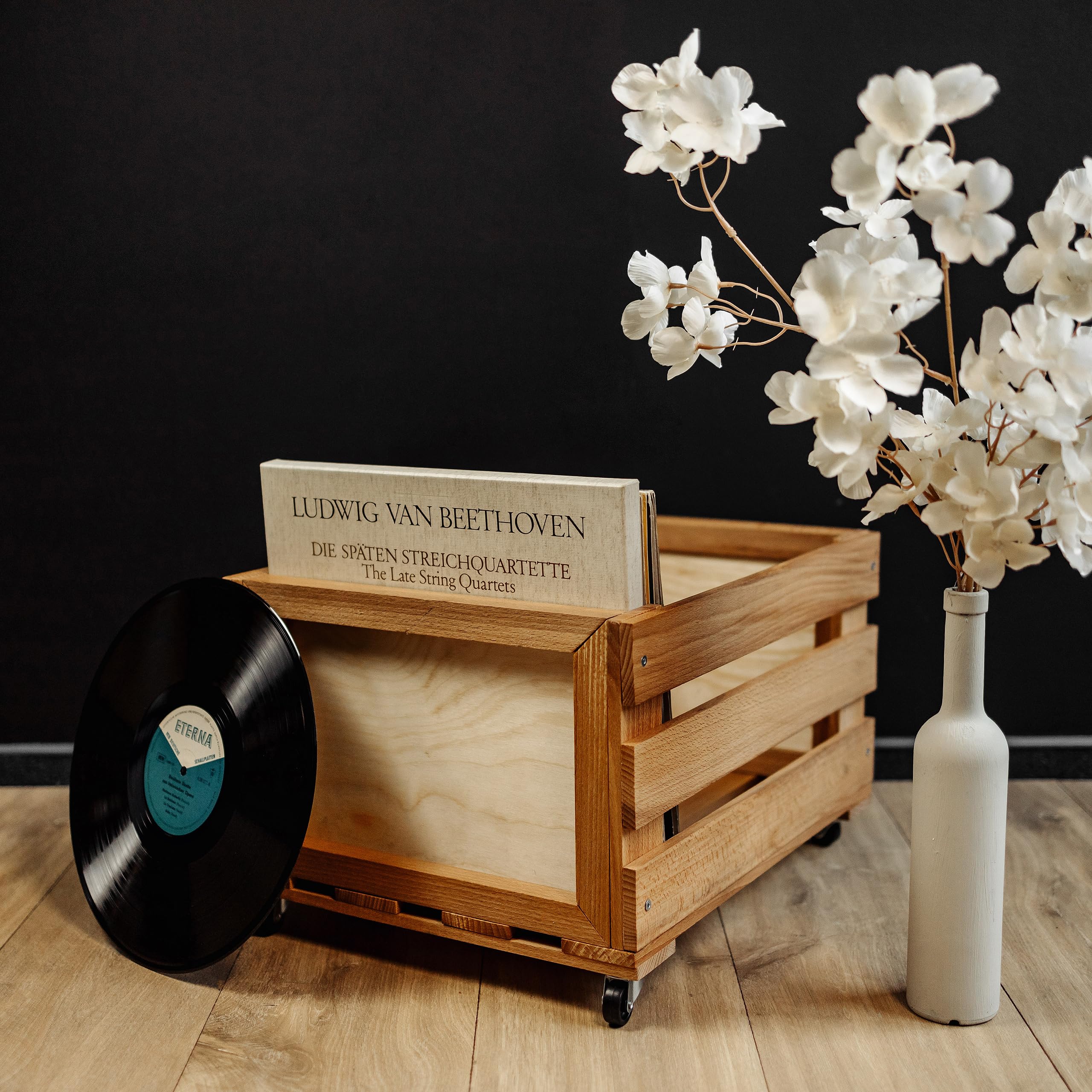 Creative DECO Caja de Madera para Discos de Vinilo con Pizarra | 80 discos | 46x36x29 cm (+/- 1 cm) | Mueble Soporte Cajón con Ruedas Porta Vinilos | Madera de Haya | Cesta para Fruta, Vino, Juguetes