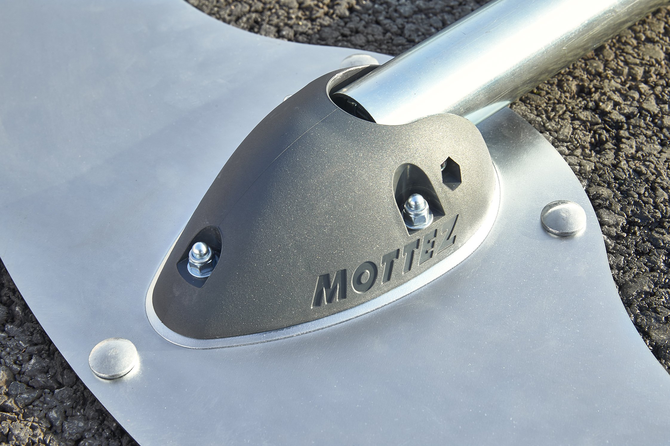 Mottez B301C Barrière de parking « spécial macadam », Gris