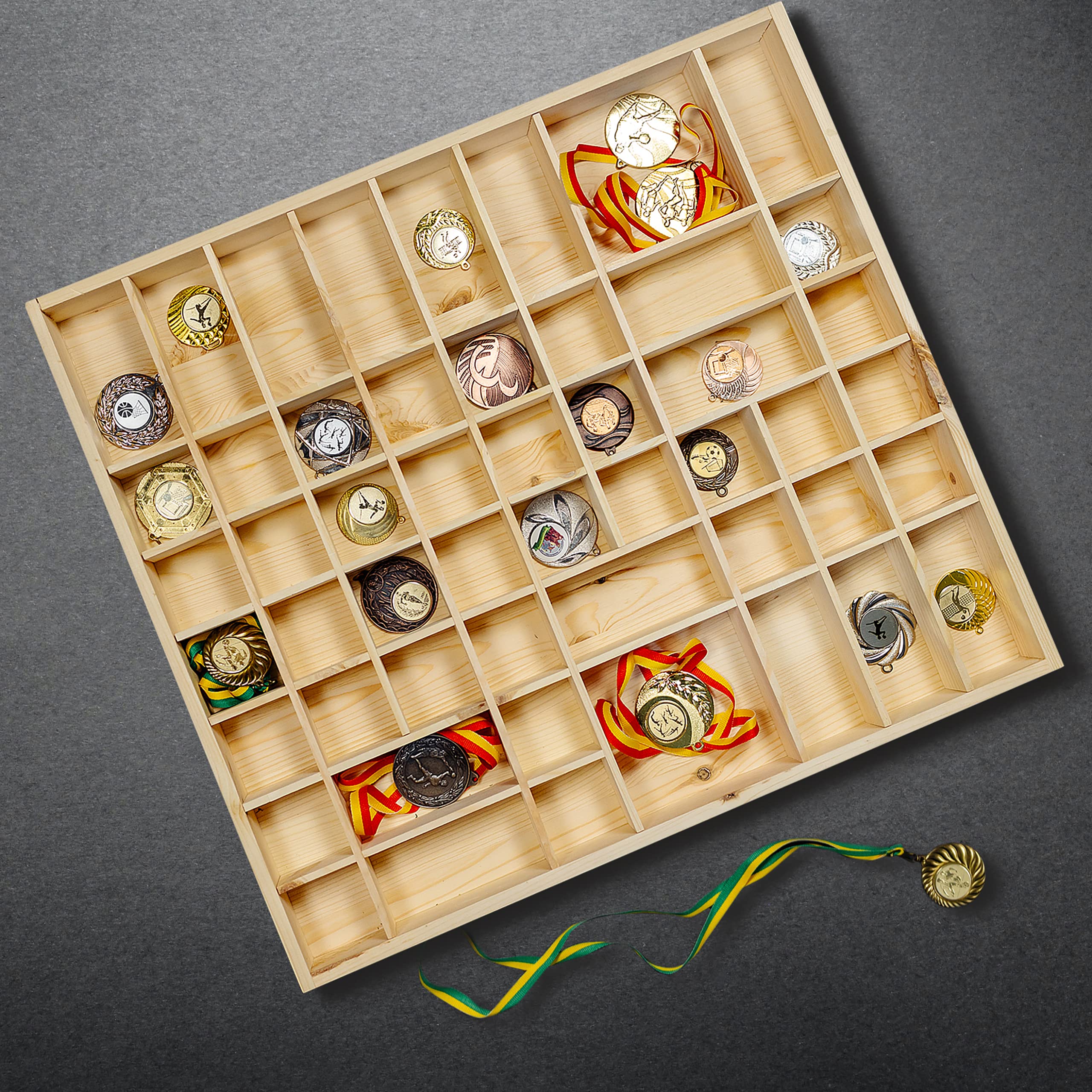 Creative DECO Vitrina Expositora Coleccionista | 51 Compartimentos | 52 x 46 x 5 cm | Estantería de Madera para Miniaturas, Figuritas, Joyería, Objetos de Valor, Juguetes Pequeños
