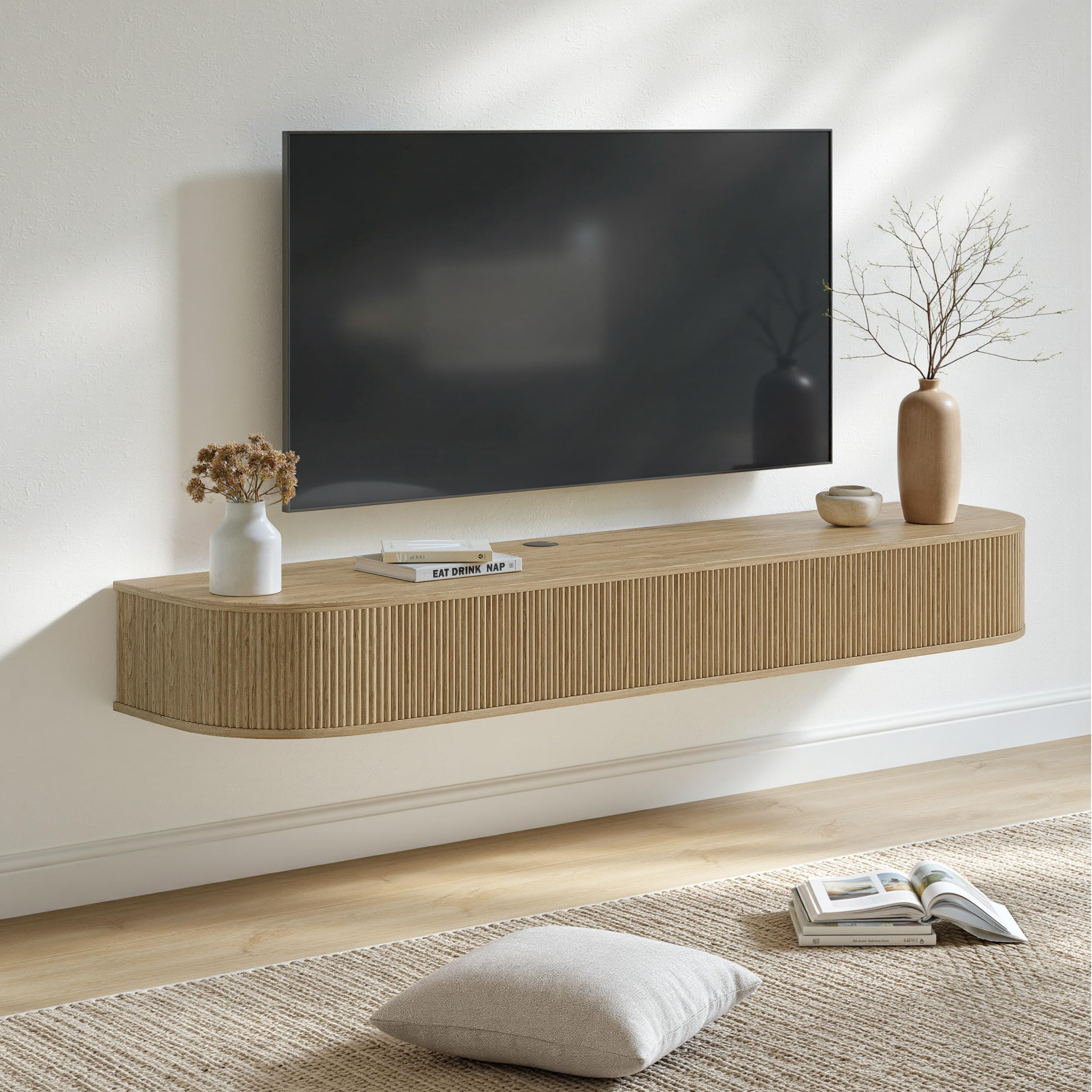 Hängendes TV Lowboard 140 cm lang Buche Holzoptik Modern | Schwebender TV Schrank für 45–55 Zoll Fernseher, sanft abgerundete Ecken & frontseitige Einfräsvertiefung, im Wohnzimmer