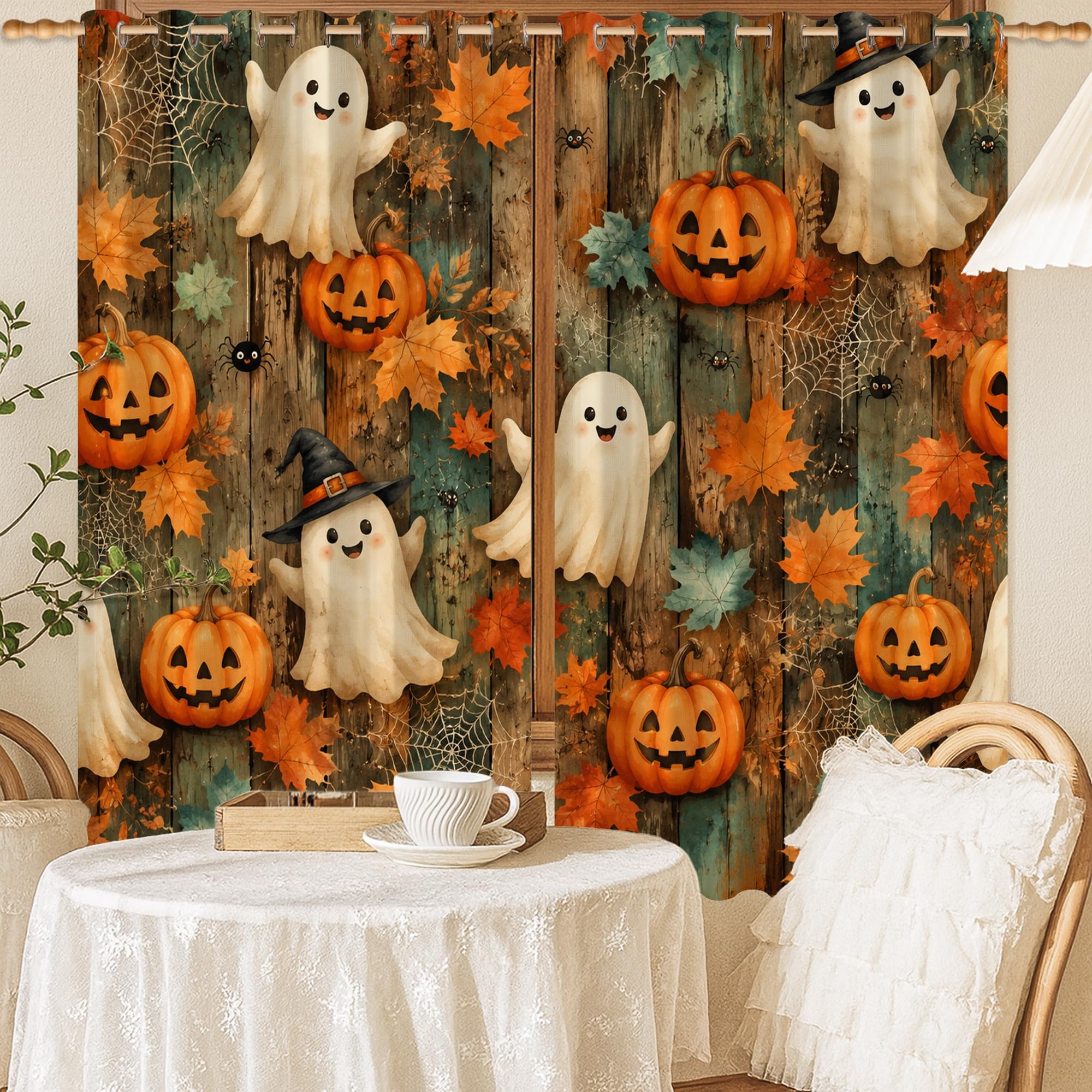 Rideaux occultants motif fantôme créent une ambiance cocooning d'automne dans le salon