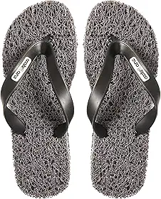 Chinelo Confort Masculino indicado para pessoas que sofrem com Fascite Plantar, esporão de calcâneo, Hiperidrose PLantar e Neuroma de Morton, além disso, dá a sensação de estar pisando em um tapete macio.