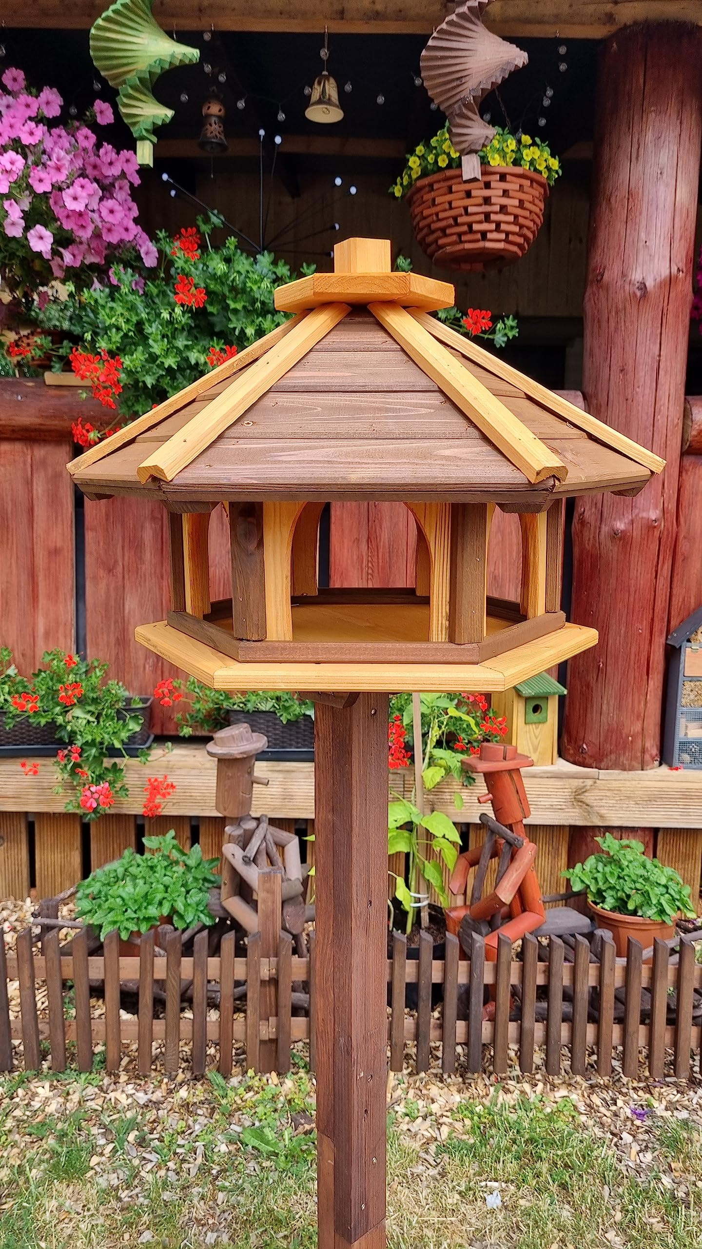 Vogelhuis met houten standaard, weerbestendig, vogelvoerhuis, voederstation voor wilde vogels, vogelvoeder voor de tuin, balkon (bruin rood