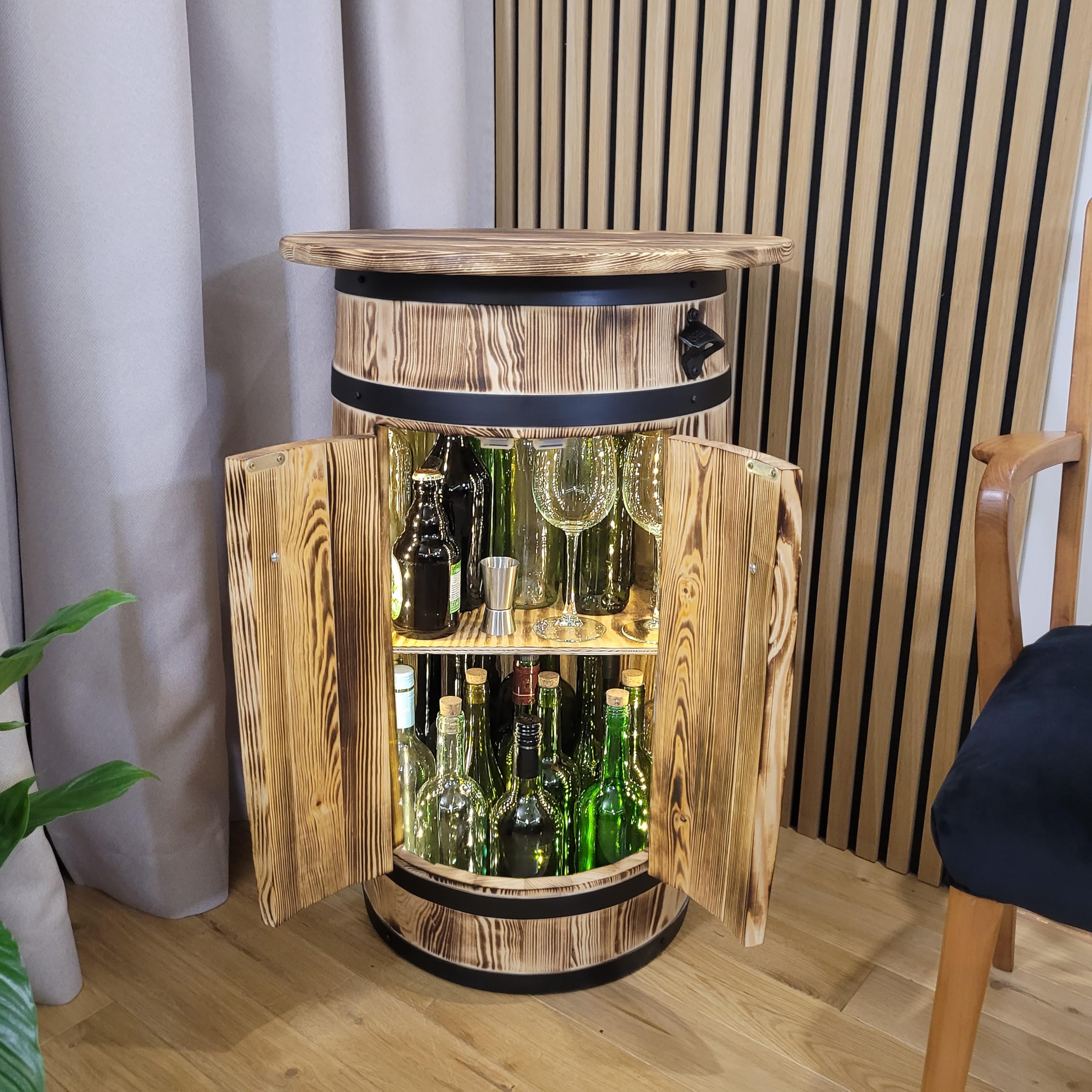 weeco Holzbarfass mit Ablage und LED-Beleuchtung für Alkohol und Gläser – rustikaler Stil, mit Türen und Flaschenöffner, handgefertigt aus Kiefernholz 80x55x40
